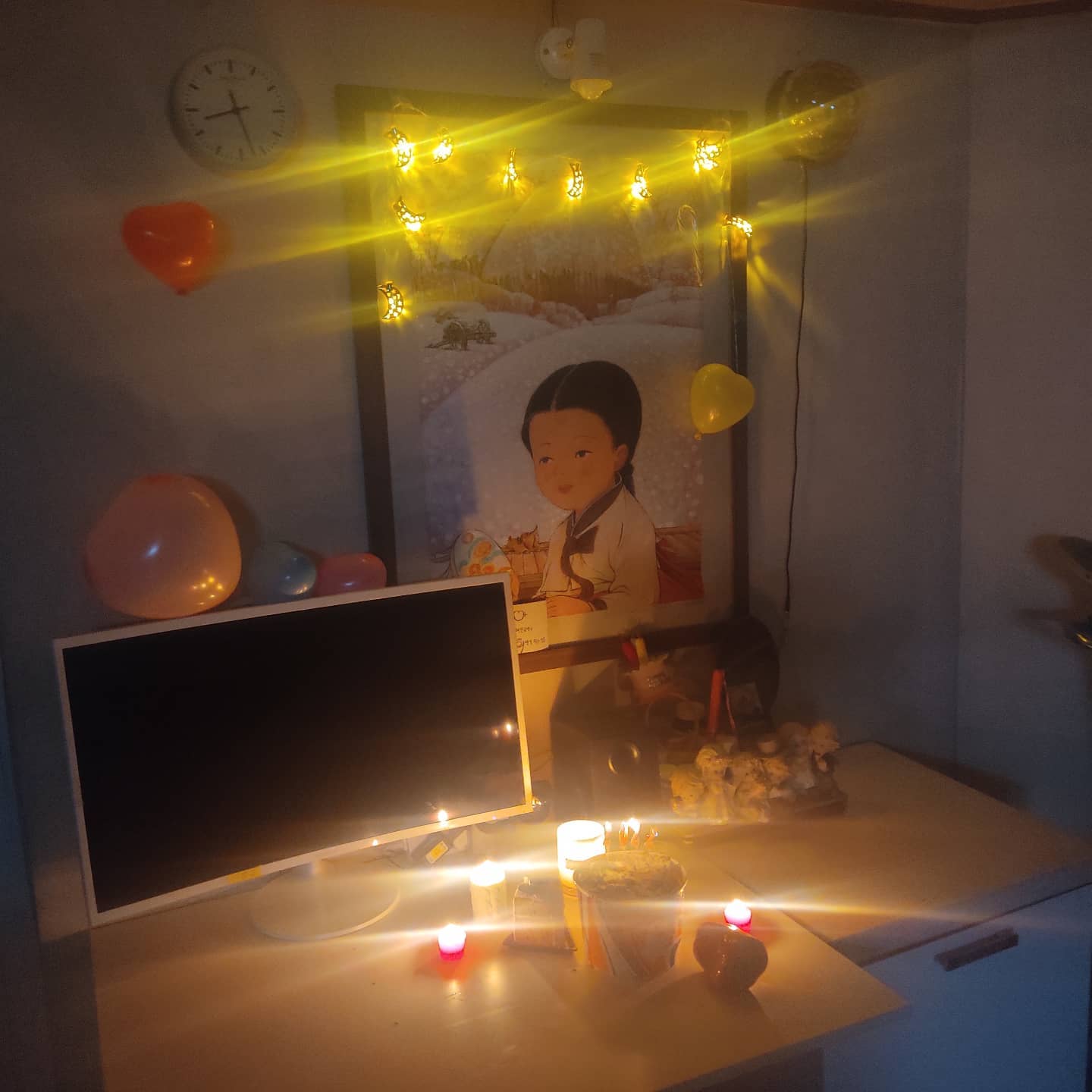 아니 왜 사진이 다 이모양이야.
다른 건 모르겠고 2022가 힘이 없어서 다 찌그러졌네 이거.
다음해엔 좀 더 튼튼한 2023 사야겠네.
다들 새해 복 많이 받으세요!