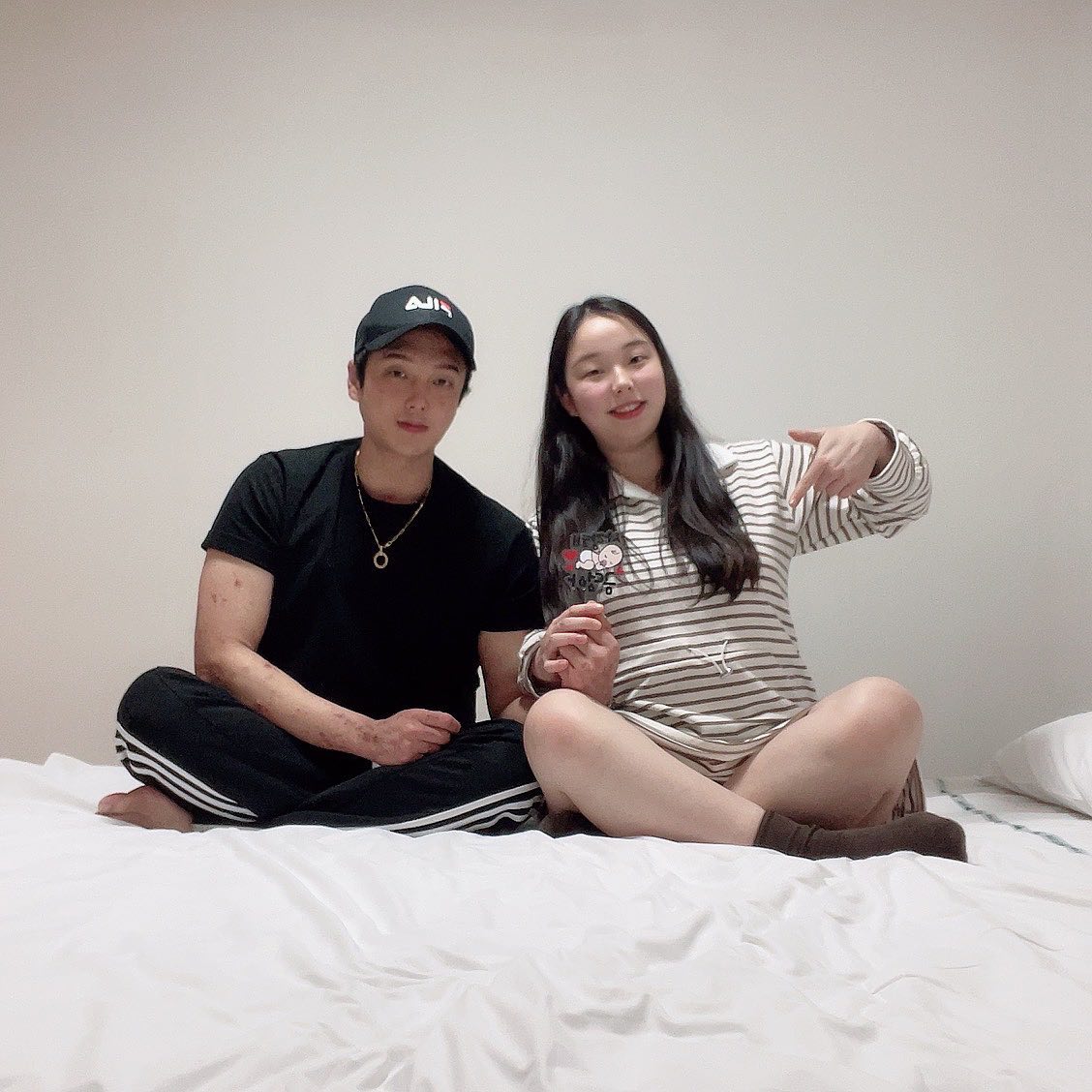 가끔 망가진 몸에 속상할때도 있지만 좋은 사람 만나 내가 사랑하는 아이가 생긴 것보다 더 행복한 일이 있을까..
⠀
2021년에 좋은 사람들이 곁에 있어 한걸음 성장할 수 있었다고 생각해요😉 덕분에 행복할 수 있었습니다!̆̈
⠀
2022년엔 모두 행복하고 기쁜 일만 있었으면 좋겠어요!̆̈ 가끔 힘들어 주춤하더라도 잠시 쉬었다 다시 일어설 수 있기를😉
사랑합니둥 다들🍑