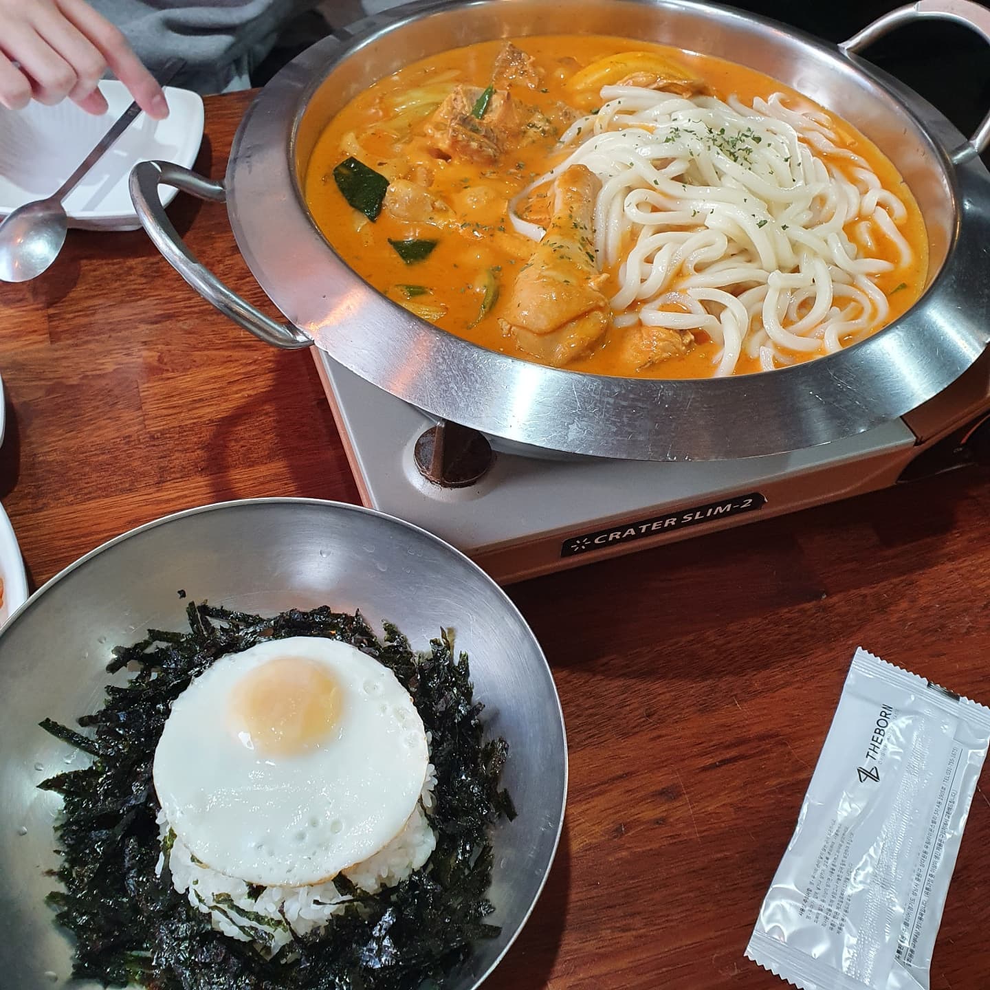 #성성식당 #강남맛집 #닭볶음탕 #닭한마리 #백종원식당
믿고 먹는 백종원식당! 이라고 해서 들어갔는 데,
크림 닭볶음탕은...뭐랄까...특색없는 밍밍한 맛이었다.
차라리 기본 닭볶음탕을 시켰으면 나으려나 했는 데,
그래도 주먹밥을 적셔도 먹고, 볶아도 먹어서 맛있게 먹긴 했다.
아마 닭에 크림소스가 스며들지 못해서 그런 듯하다.
-
꾸르팁.1 오래오래 끓여서 자작하게 국물이 졸아들때까지 버텨!