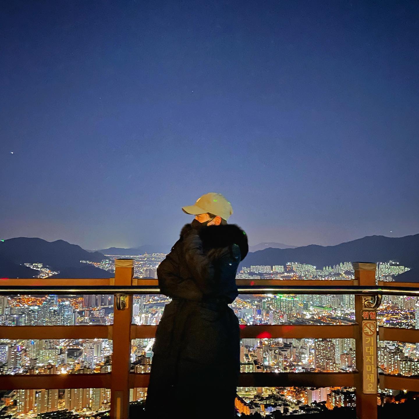 2021년도 어김없이 많은 일이 있던 해
좋은 사람들과 재미있고 행복한 시간 많이 보냈다 ෆ⃛ 
2022년도 힘내서 재밌게 살아보기로 😛
부산의 여름 기대된다 ✨✨✨
#극p의삶
