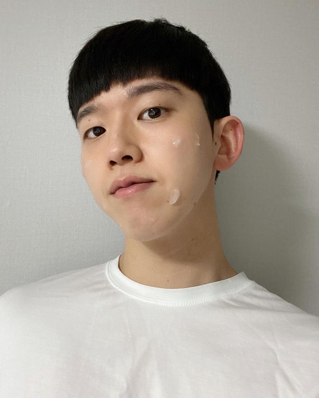 준현 on Instagram: “#협찬 #에스엔티크림 : 주목 줄기세포 배양액을 베이스로 하며, 피부 자극을 최소화하면서 피부를 케어, 유수분 밸런스를 유지해주는 수분 보호막 크림입니다. 지금 한 달