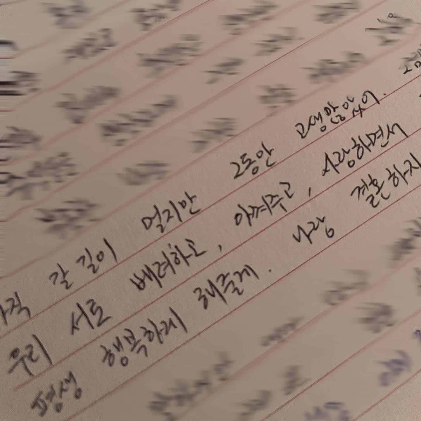 23살 때 아는 오빠가 내가 약속 있어서 어디간다 하면 자기도 매번 거기서 약속 있다며 가는 길에 태워준다 했는데 알고 보니 우리 집은 "가는 길"이 아닌 한참 돌아가는 길이였고 그 오빤 약속이 없었다 그렇게 매번 태워주던 그 오빠랑 5년을 사귀었고, 이번 크리스마스 때 이젠 그만 사귀고 결혼하자 했다 나는 알겠다 했다 재승이의 프러포즈는 너무나 사랑스럽고 우리다웠고 우리는 6월에 결혼합니다 얼렁뚱땅 좌충우돌~!