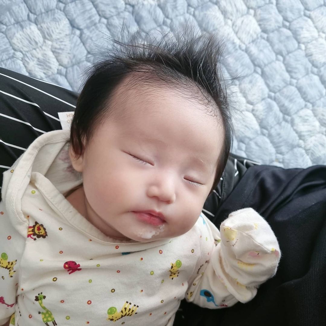 송태겸 on Instagram: “속보) 분유 하나 바꿨다고 배앓이가 없어져... 밤마다 아파트 떠나가라 악을 쓰며 울던 아가ㅠ 배고픈것두 아냐 졸린것도 아냐 기저귀도 아냐 달래지지두 않고😰 배가