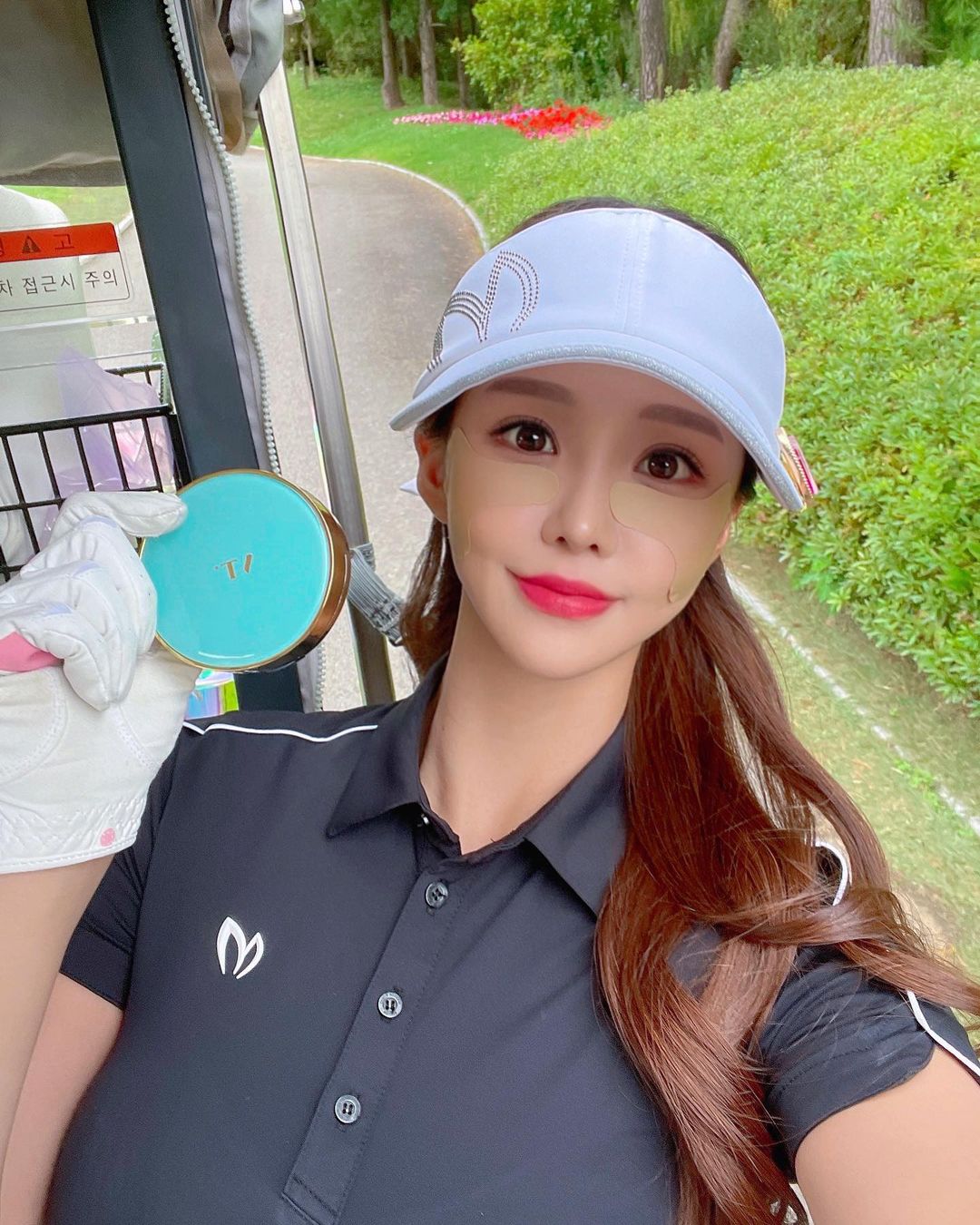 유주 🇰🇷 on Instagram: “#협찬 ⠀ 예쁜 민트 컬러로 디자인까지 너무 예쁜 #에센스선팩트 ! 손으로 선크림 바르는걸 안 좋아하는데 요 선팩트 하나 챙겨서 외출하면 덧바르기 너무 편하고