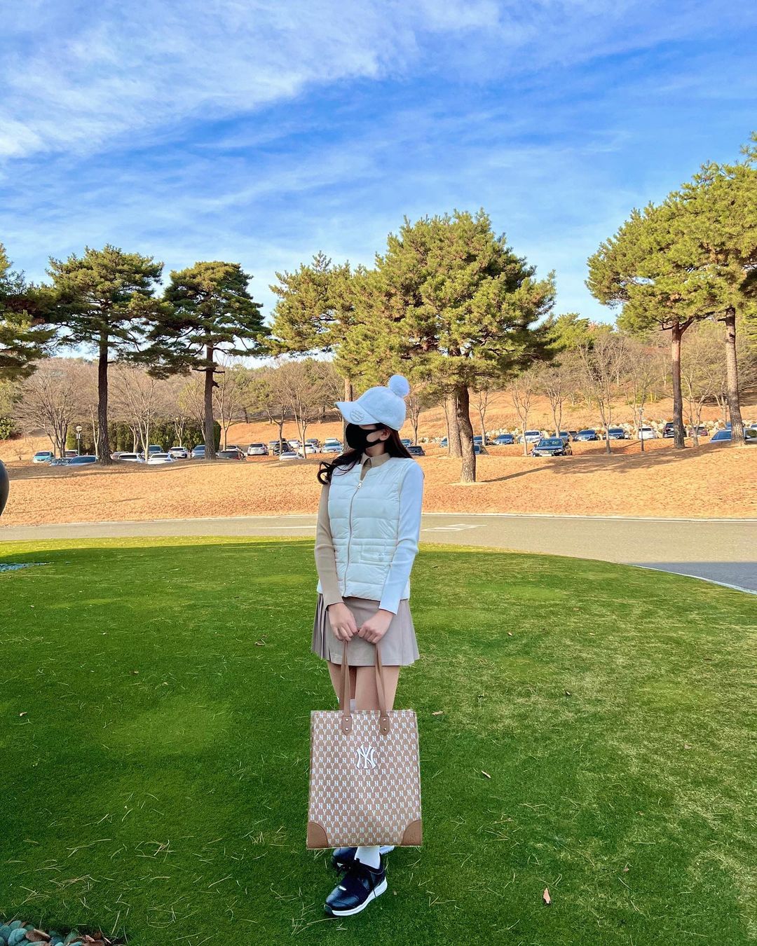 유주 🇰🇷’s Instagram profile post: “#협찬 ⠀ 수납력이 너무 좋은 #mlb모노그램토트백 진짜 가볍구 어느 코디에나 어울리는 디자인이라 요즘 저의 데일리백이에요🧡💛 ⠀ 포켓파우치에 화