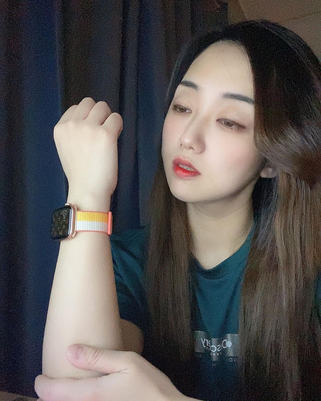 Yein Choi/Abigail 🇰🇷 on Instagram: “#협찬 #제품제공 [엔터콘] 애플워치 스트랩 실리콘 스포츠 밴드 + 나일론 스포츠 루프 요즘 웨이트하며 헬스인들 사이에 애플워치 국룰 아니겠습니까요💪