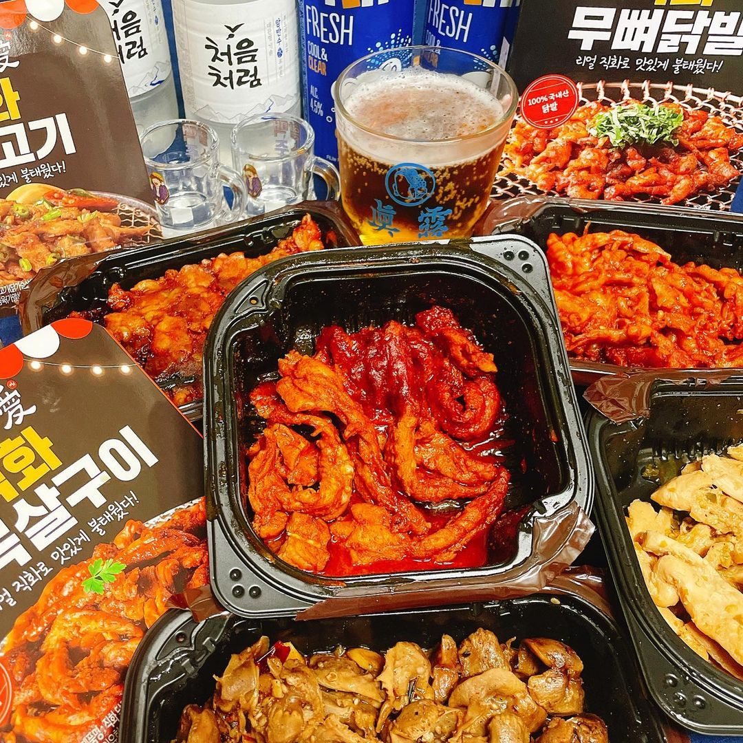  “#협찬 #한잔애 리얼 직화로 구워 살아있는 불맛이 일품인 간편안주🔥 ✅직화 무뼈닭발 불맛 가득 매콤한 소스로 소주가 술술술~ ✅마늘 근위볶음 풍미 가득 마늘과 예술 식감 닭근위 ✅직화 닭오돌뼈 오독오독 맛있게 매운 술도둑 밥도둑 ✅직화…”