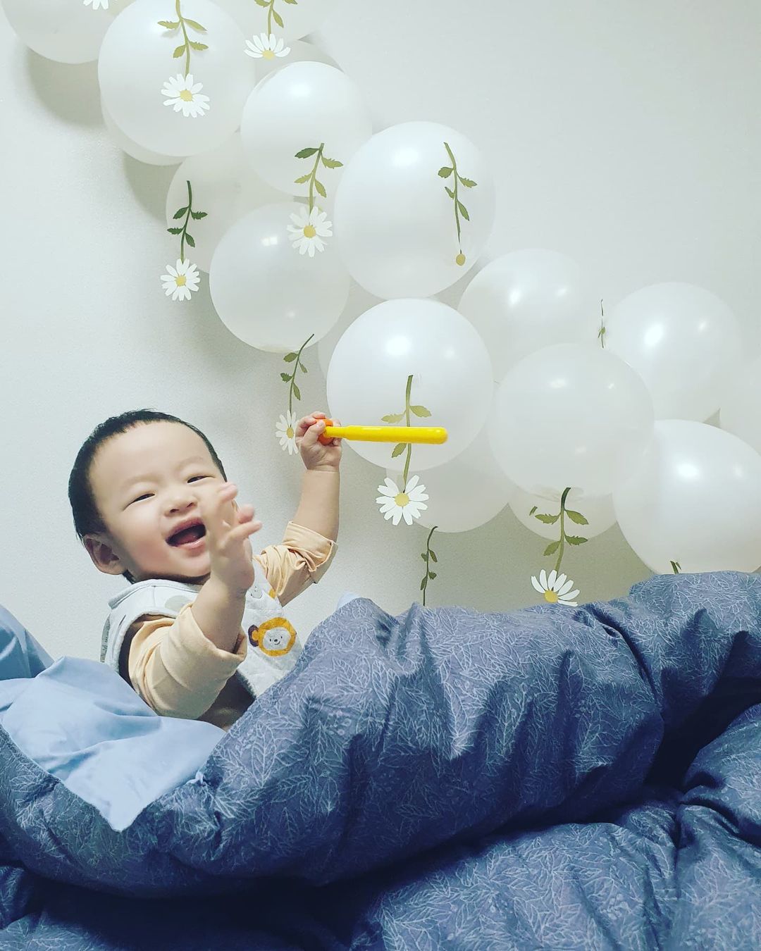 황수민 on Instagram: “#이벤트 당첨 쁘리엘르 산타🎅가 수호네 집에 와주셨어요🎁 요즘 수호네 최애 이불이 <쁘리엘르 브레스>인데 우리 수호 포근하고 따뜻하게 겨울 보내라고 ⛄☃️❄ 요