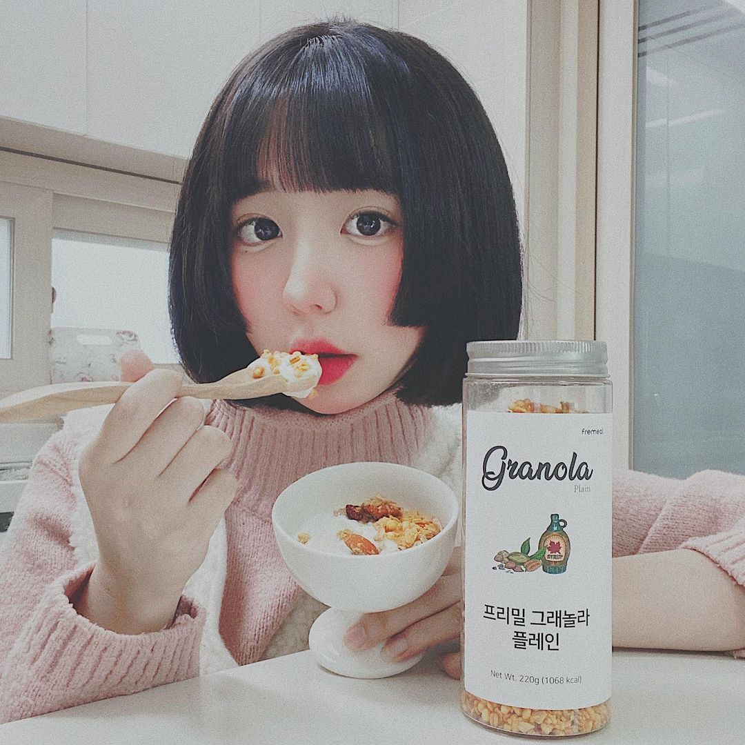 민이❤︎ on Instagram: “#협찬 프리밀 그래놀라 플레인🤍 설탕,밀가루,팜유가 전혀 들어가지 않은 건강한 그래놀라 대량생산이 아닌 수제로 3번 이상 직접 정성스럽게 굽고 질 좋은 캐