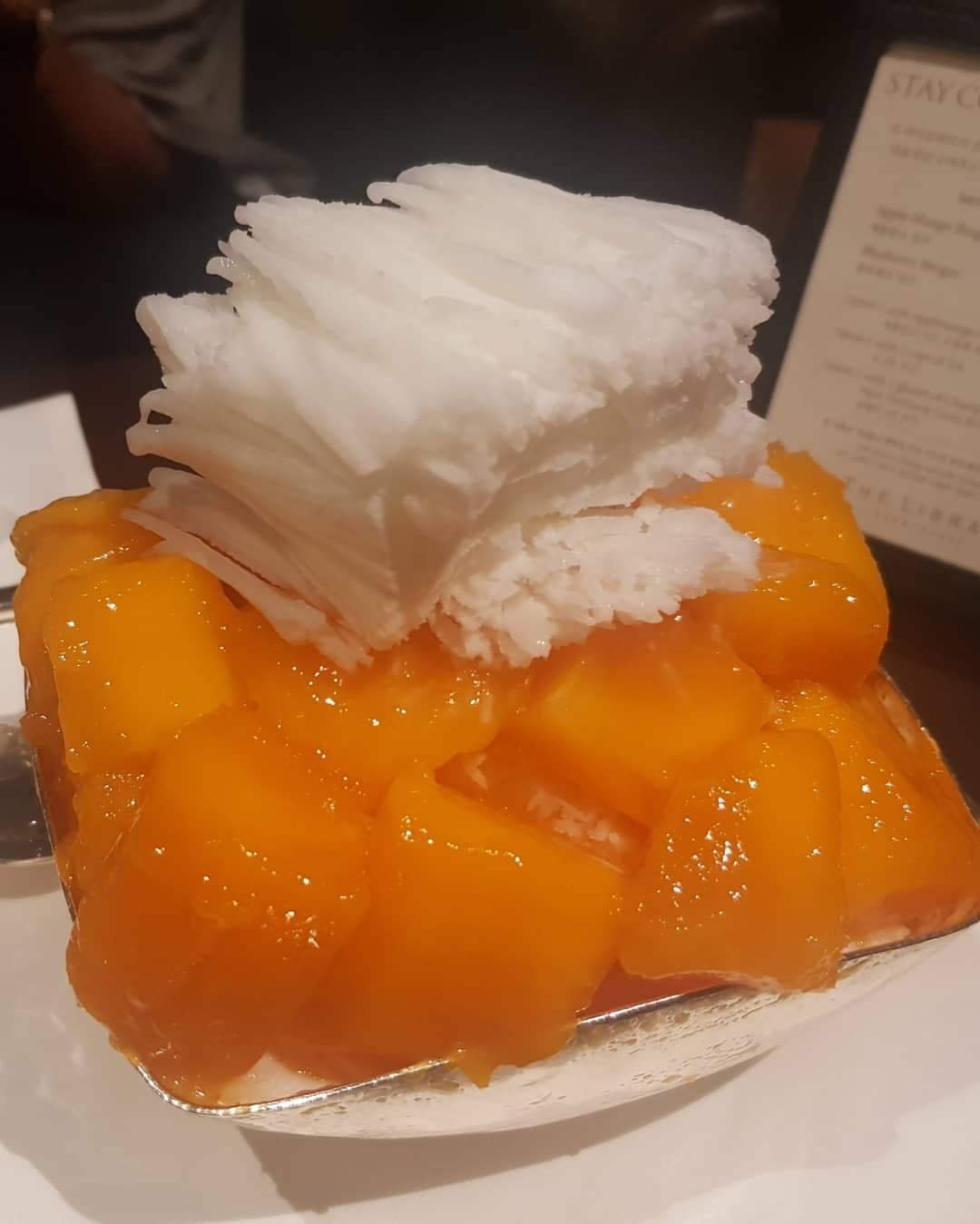  “망고빙수. 더럽게 맛있다. 장점. 존맛탱임 단점. 존나비싸,대기시간 개 길다. 특별한 날에 먹음 좋을듯.ㅋㅋ #신라호텔 #더라이브러리 #신라망고빙수”