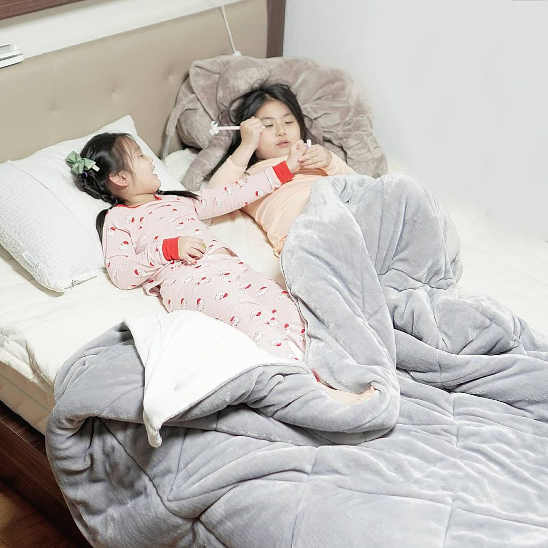  “#광고 ⠀ 추운 날씨에도 보일러 틀면 덥다고 하는 아이들, 매일 추위를 느끼는 엄마 조금만 더워도 잠에서 깨버리는 아이들 때문에 따뜻하게 자보는 게 소원이었던 제가 나비엔 온수매트를 사용하고 벌써 한 달이에요!🤗 ⠀ 보일러를 너무 세게 틀면 건조함에…”