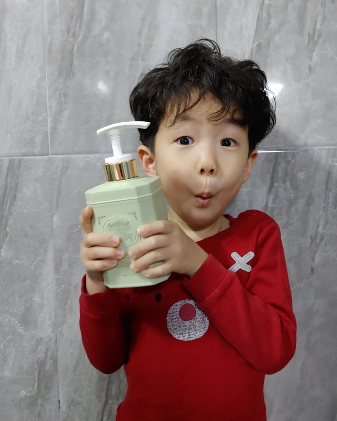  “#협찬#광고 . #티블레스 EWG그린등급과 비건성 분이라서 아들 마음놓고 씻길수 있었어요 일단 향기가 고급져요 고급티에서 나는 향긋한 향이나요 일반 바디 제품에서 나는 향이랑은 다르게 은은하고 고급진향ㅎ 큰 아이는 6세라서 부끄럼을 타서 목욕전에…”