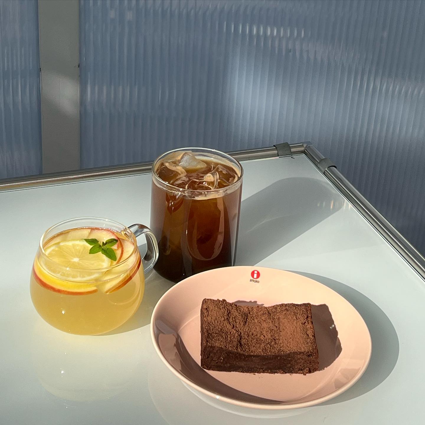 📌제주 시적인순간
.
.
☑️제주 제주시 구좌읍 한동로 95
☑️화-토 11:00~17:00
☑️일,월 휴무
☑️1/11일까지 겨울방학중〰️
.
.
크리스마스 전에 다녀온거라 포토존엔 아직 크리스마스네요◡̈

조용한카페에서 맛있는 과일차와 디저트를 먹고왔어요
재방문 하고싶을만큼 좋았던 공간이였습니다🤍

🍎🍋 사과향이 강하지 않은 달콤 따듯한 사과레몬차

☕️씁쓸하지만 브라우니와 함께먹으면 깔끔한 찰떡궁합 아이스아메리카노

🍫🍰꾸덕한 비주얼이였는데 부드러웠던 달다구리 브라우니
.
.
#시적인순간 #제주도 #제주여행 #제주카페 #제주맛집