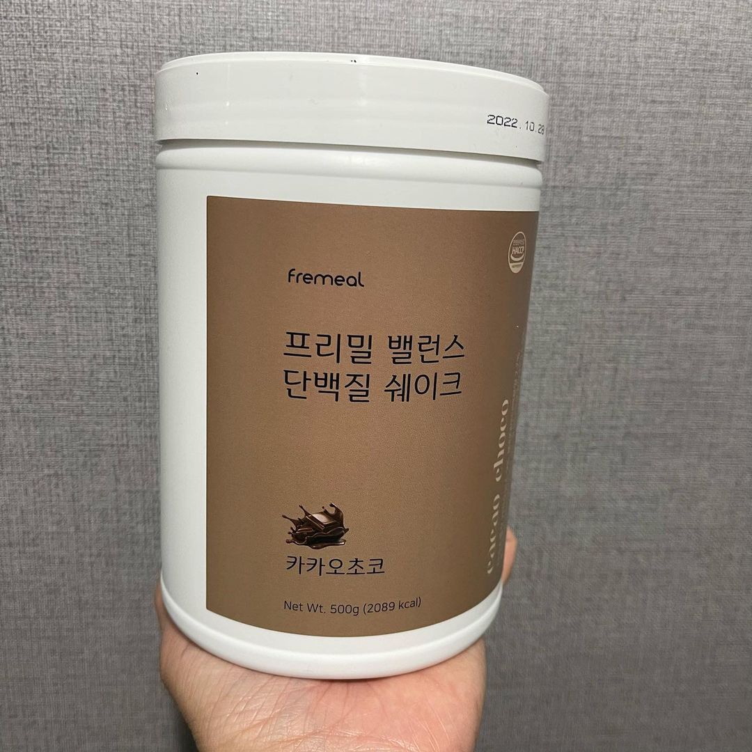  “⠀ #협찬 식단중에 먹기는 귀찮고, 안먹기엔 근손실이 두려웠던 김루나같은 사람을 위한 프리밀의 밸런스 단백질 쉐이크!! 개별포장으로 인기가 많았던 프리밀의 쉐이크가 대용량으로 나왔어요! 서리태를 주원료로 유청단백질도 들어있어서 식물성과 동물성…”