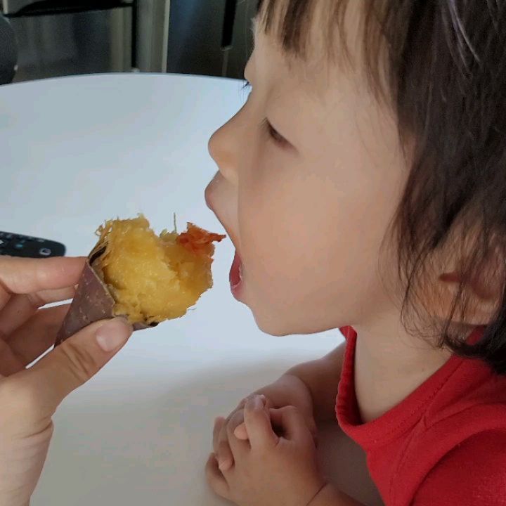 밤찌랑클램♡ on Instagram: “#협찬 김치올려 냠냠😋 유이가 앉은자리에서 3개 뚝딱한 서브마켓 꿀청고구마에요! 2kg 소량씩 구매 가능해서 좋더라구요! 패키지포장이 넘 예뻐서 버리기 아까
