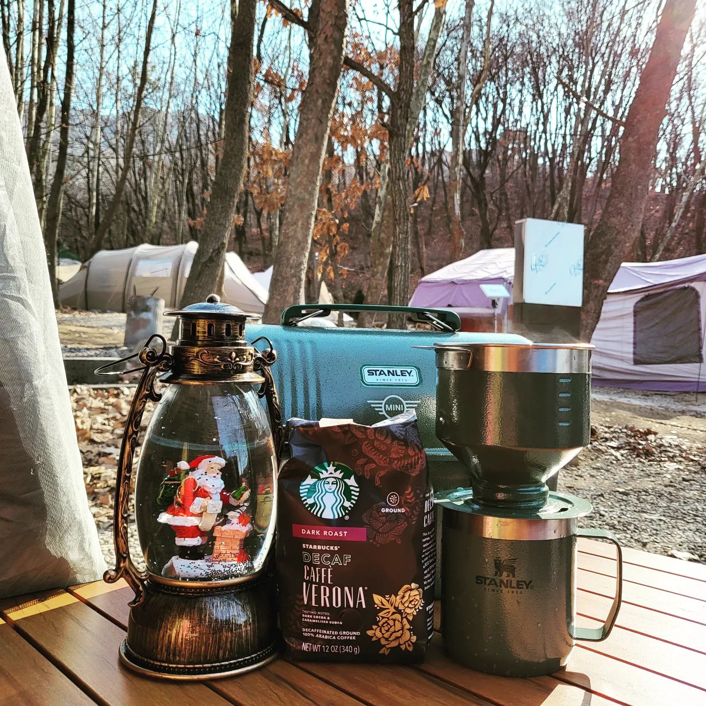 겨울이 가기전 다시 떠나고싶은 동계캠핑
나이가 들면서 더욱 조용히 있고싶다.
올해엔 무탈한 한 해가 되기를...😃

#하남야영장 #하남캠핑장 #동계캠핑❄️ #드롭커피 #스탠리드리퍼 #스탠리런치박스 #캠핑커피 #캠핑감성 #캠핑커피드리퍼 #스타벅스디카페인 #커플캠퍼 #연말캠핑 #스타벅스베로나