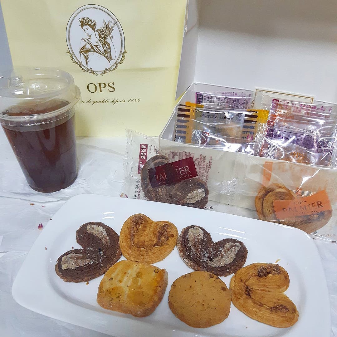 #협찬 OPS 옵스 쿠키세트
.
.
종류별로 하나하나 다 맛있는 옵스 쿠키!!
커피랑 같이먹었는데 디저트로 아주딱이에요!! 

부산에서 유명한 베이커리라 한번 먹어보고 싶었는데 온라인으로도 주문가능해서 넘 맛있게 먹었어요!

쿠키중에 최애는 하트모양 빨미에!!

선물상자랑 쇼핑백도 있어서 답례품이나 간식선물로도 너무 좋을거같구 
담번엔 쿠키말고 몽구떼 먹어보려고용

맛있는 디저트 찾으신다면 옵스 추천드려용❣

#쿠키 #과자 #선물세트 #답례품 #수제쿠키 #선물 #선물추천 #디저트 #옵스 #ops #몽구떼 #구운과자 #옵스빵집 #옵스쇼핑몰 #회사간식 #티타임 #단체주문 #연말선물 #새해선물 #간식 #부산맛집 #부산빵집 #디저트맛집 #유치원간식