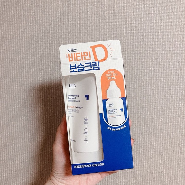#광고 
너무나도 건조한 요즘 계절에 딱인 바르는 프로비타민D 닥터지 보습크림👀 얼굴도 물논 바디까지 사용할 수 있어 피부건강력, 진정 보습까지 한번에 해결🙌🏻 민감한 피부에도 사용가능한 저자극 약산성 크림 제형이에요👍🏻

✔️ 닥터지 더모이스처 배리어.D 인텐스 크림 35,000원

#닥터지 #인텐스크림 #프로비타민D #고보습크림 #더모이스처배리어D #피부건강력 #닥터지크림 #닥터지더모이스처배리어디인텐스크림 #르뷰 #DrG rewview.co.kr allurekorea