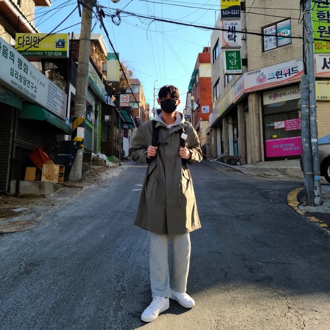 이윤승 on Instagram: “8년만에 옛날에 살던동네 왔는데 변한게 없네 #협찬 안경 브랜드-S7ILUVU(에스세븐일루부) 착용 제품명-Newtro9018 👇무신사 구매 링크👇 https://musinsaapp.page.link/MjshvqPhYXGF2amP9