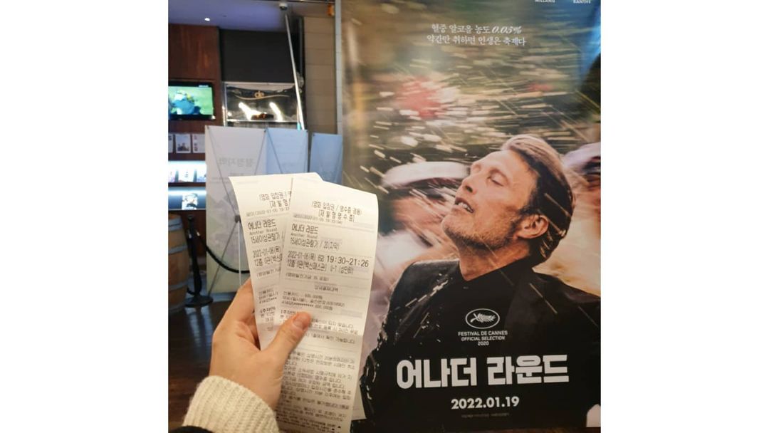 푸디드’s Instagram post: “#협찬 🎞 어나더라운드 (예고편 有 2, 3p) 여러분 모두 해피 주말 보내셨나요~?🌹 저는 친구랑 좋은 영화 한 편 보고 왔어요! 🍾 적당히 술 마시는 건 정말 기쁨인데,