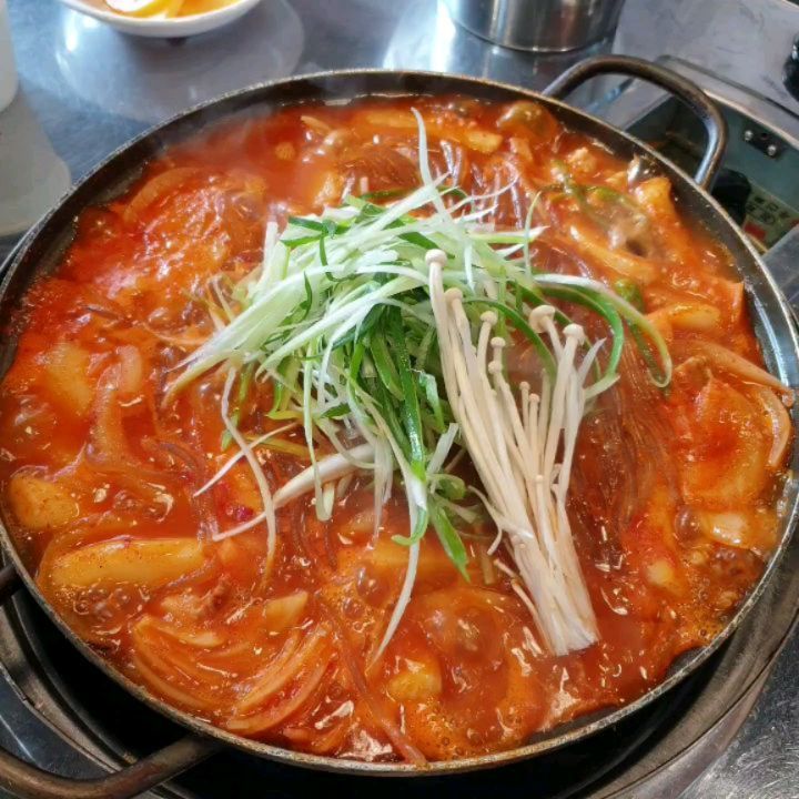 푸디드 on Instagram: “#협찬 도리연닭도리탕💕! 🐔꼭끼오🐔 저는 어제 추억의 동네 ‘연신내’에 다녀왔어요🤗 먹고 싶은 게 지금보다 훨씬 많았던 고등학교 시절… 🐓닭🐓은 우리에게