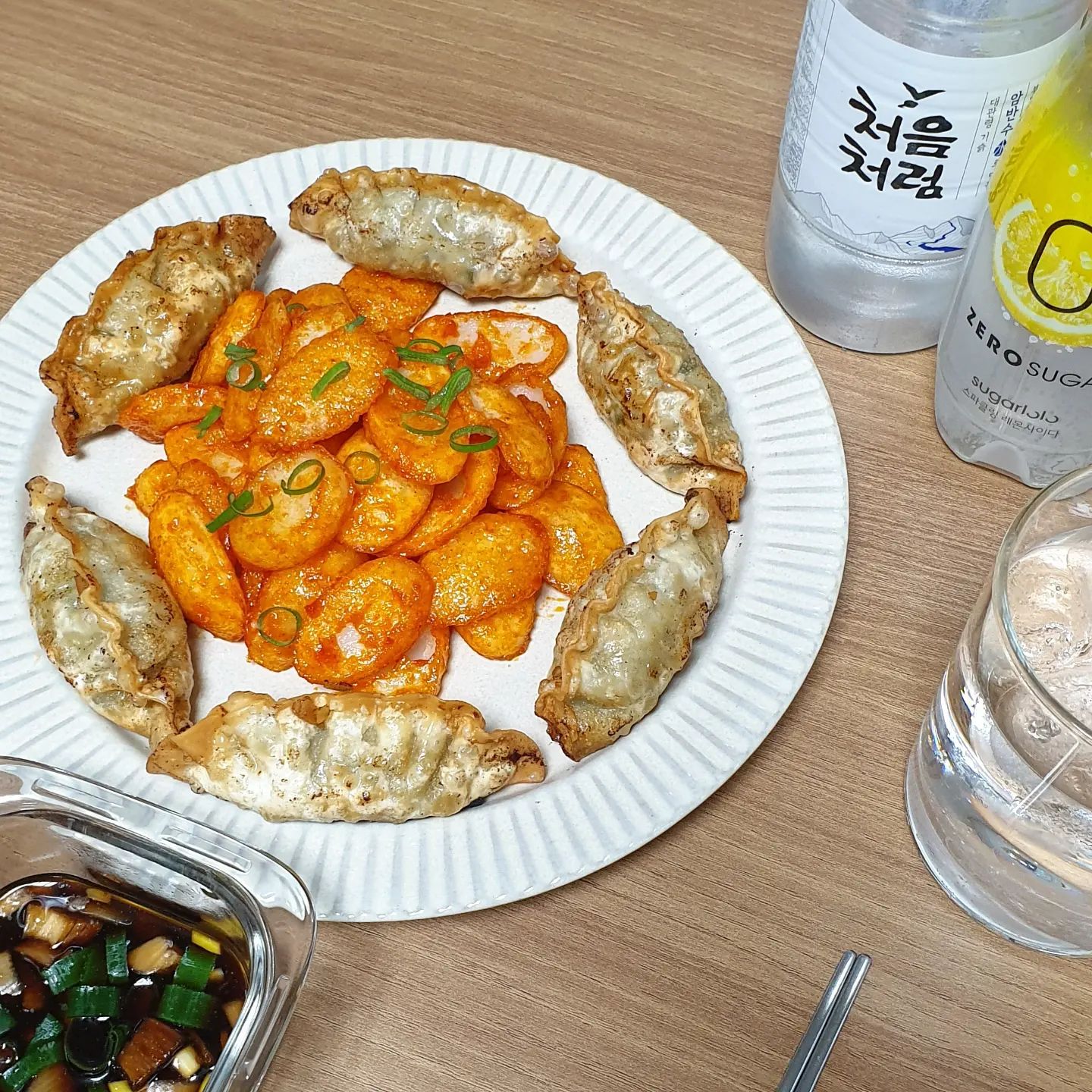 🖐평범한 손🖐의 냉털일기 2탄!

집에는 새해를 기념하는 떡국떡이 잔뜩 있었어요😂
떡볶이는 해먹고 싶지 않았고..
.
그래서 내맘대로 🔥떡꼬치 양념🔥해봤습니다!!!🤗

📍잘 섞어줍니다! 
- 고추장 1/2큰술
- 버터 1/2큰술
- 케첩 3큰술
- 진간장 1/2큰술
- 꿀 1큰술

숟가락 꼭 3개를 써야 합니다.. 
(나만 혼날순 없지😜)

〰️"너는 양념을 해라 난 떡을 튀길테니.."〰️

마치 한석봉어머니처럼 엄마께서는 떡이랑 만두를 튀겨주셨어요...!⚘

📍양념에 떡을 버무려줍니다!
양념이 많아서 따로 덜어놓고 
양념에 버무려줬어요🤭

📍처음처럼과 레몬사이다, 그리고 얼음으로 구색을 갖춰줍니다.

〰️ 짐정리하고 간식으로 먹기 딱이에요!
〰️ 적당히 달콤하고 매콤한 추억의 떡꼬치맛🤤

그럼 냉털은 계속됩니다...💕👋
울님들 냉장고는 깨끗하기를😌🙏
(울집 냉장고 눈감아...🙈)

#홈쿡 #떡국떡 #떡꼬치 #떡튀김 #떡볶이 #냉털 #간식 #냉털간식 #군만두 #처음처럼 #레몬사이다 #엄마랑 #음식으로진심을말하다 #먹팔환영 #먹팔맞팔 #food #dessert #오늘뭐먹지 #먹스타그램 #홈쿡스타그램 #맛스타그램 #술스타그램 #일상 #냉털일기 #푸디드🤤