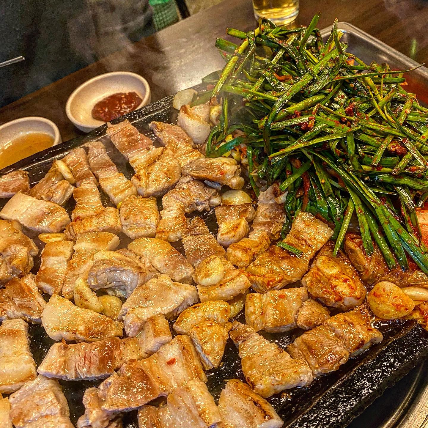 #명지대맛집 #장수촌
⠀
✔️ 3번세트
삼겹살 3인분 + 된장찌개 + 볶음밥 = 39,000원
⠀
명지대생이 모르면 간첩이라는 원탑 맛집 장수촌🐷🐽
저도 5번이상 간듯한,, 진심 찐맛집👍🏻
일단 2명이면 아묻따 3번 주문하시면 됩니다!!
두툼한 생삼겹에 부추, 콩나물, 김치탑 보이시나요,,
보기만해도 가슴이 웅장해지는 비줠은 물론이고,
요리조리 잘 구워 한 쌈하면 킹 갓 벽🙊🤍
한입 먹으면 바로 술 시키게되는 마법^^,,,,,
큼직한 두부, 야채 아낌없이 듬뿍 들어간 된찌는 말해뭐해?
고깃집 된장보단 집된장 느낌인데, 아주 구웃 ! ⭐️
삼겹살 먹고 볶음밥 못참지 ㅠㅠ 볶음밥 절대시켜
여긴 볶음밥이 𝙈𝙄𝘾𝙃𝙄𝙉 하이라이트에요!!!!!
푸짐한 재료 잘 볶볶 후 냅다 계란 탁🥚🍳
자극적인 맛이 입에서 파티를 여는데, 오히려 좋아 ㅋ
풀코스로 즐기는데 가격 앵간한 것 같아효,,🙏🏻
사장님도 친절하시고, 노포같은 매력이 가득한 곳!
앞으로도 종종 찾을 삼겹살 맛집입니닷🤍🤍🤍
⠀
🐷 명지대 장수촌 🐷
⠀
#러비더비로드
⠀
