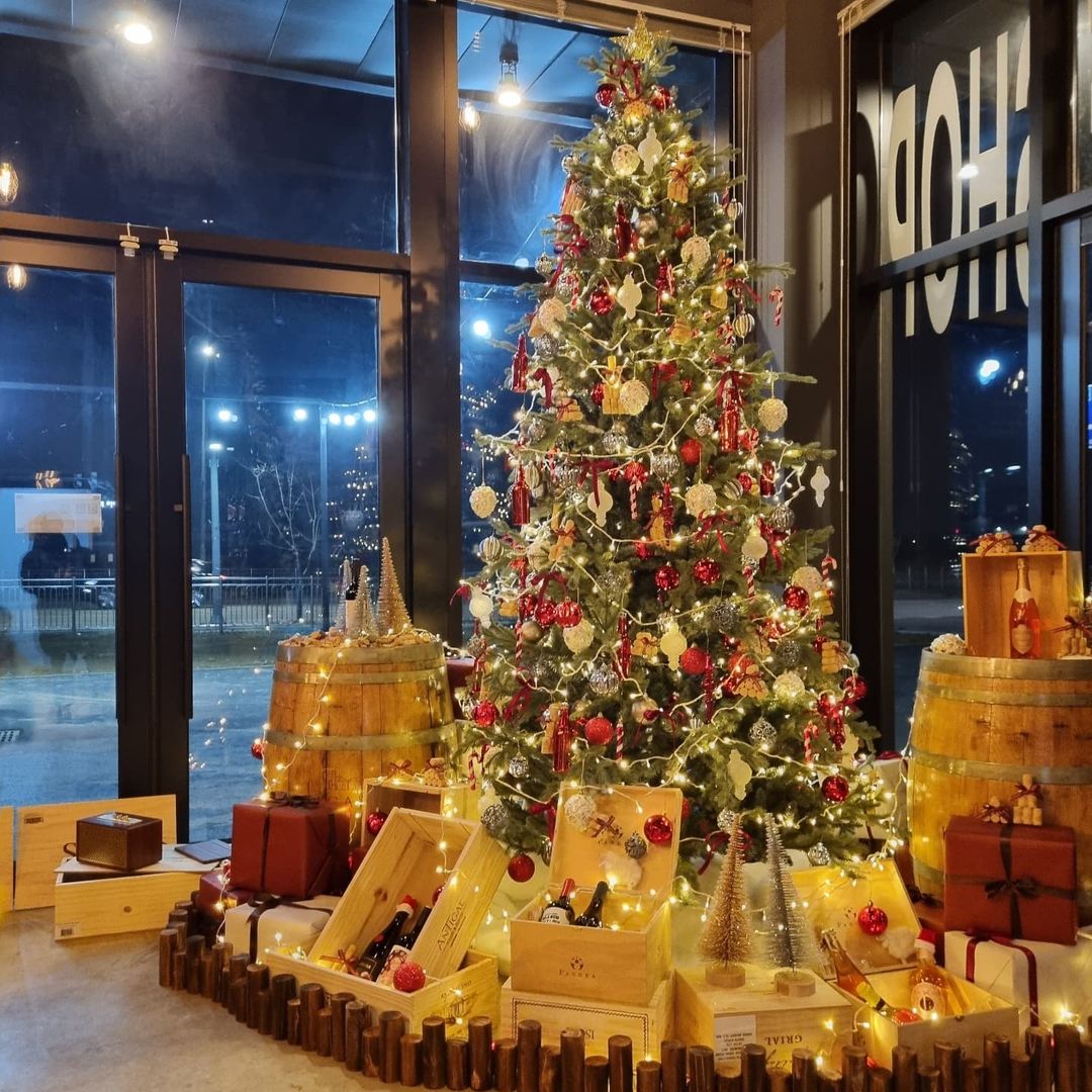 엄마사람⚘ on Instagram: “🎄🎄🎄🎄 . 집 근처 새로 생긴 #와인샵 오픈날 방문해서 떡도 받고 사장님 추천 맛난 와인도 겟하공😁💕 지금은 홀짝홀짝 다 마셔서 또 방문예정. . . . . #밀린피