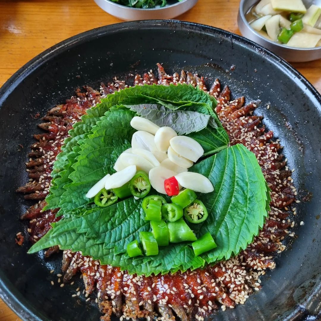 엄마사람⚘ on Instagram: “🐟🐟🐟🐟 3인분같은 2인분에 몸보신 같은 기분 좋은 맛. 배부르다면서 미친듯이 흡입했다는 얘기얘기얘기.....🙈 . . . . #파주맛집 #심학산맛집 #청산어죽 #도리뱅