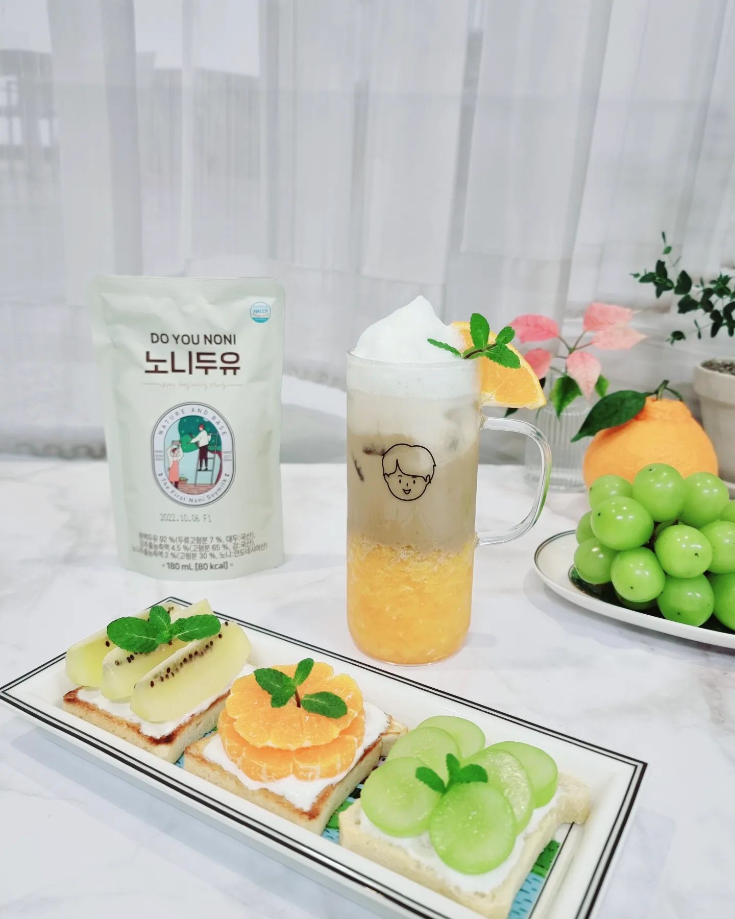 🌿예뻐지는 맛 시작해요🚴‍♀️⚘💁‍♀️🎥
#노니두유 #제품제공 #이벤트당첨 

🌿건강한 슈퍼 푸드로 만든 🍐노니두유 요아이 매일 먹고 있는데요😙
🍐🧋요아이 정말 신의 🎁선물 같아요💓 🧖‍♀️피부도 좋아지고 먹고나면😋 든든하고 빈속에 먹어도😙 속편하고 💪힘나고 고소한 🍐🧋노니두유 요아이 칭찬 많이 해주고 싶어요👏🙈

🍊요즘 한라봉 맛있어서 오늘은 노니두유로 🍐🧋노니두유한라봉라떼 만들고 오픈샌드위치 만들어 욤뇸뇸~뇸😙😽😋😻

👩‍🍳🍊한라봉 으깨어 스테비아 믹스해서 재워 놓은거 컵에 담고 노니두유 넣으면 완성🍐🧋😋 #yummy 

예쁘라고 저는 미니휘핑기로 밀크폼 만들어 올리고 울집 귀요미 🌱민트 올렸지요💓😻
🍐노니두유 🍓🫒🍊..과일이랑 꿀조합요😚👏

💁‍♀️🍐노니의 효능 많이 들어 아시죠💌
미네랄7종 비타민12종 폴리페놀 프로제로닌 필수아미노산...👩‍⚕️이중 폴리페놀 성분은 우리 몸에 있는 활성 산소를 해가 없는 물질로 바꿔주는 항산화 물질 중 하나로 유명하고 🥭 망고와 🥝키위보다 100배이상이🙀 넘는 🍐폴리페놀 함량으로 각광 받고 있다죠👏👏

🧑‍🏫네이처앤베이스 대표님이 믿을 수 있는 🍐노니를 직접 생산하기 위해 자바섬 보고르에서 직영농장을 운영하여 믿을 수 있는 🍐노니를 생산한다죠👨‍🌾👏

#네이처앤베이스  모든 🍐노니 제품은 🍐노니 중금속 불검출 시험검사 성적서를 받고 있어 걱정없이 믿고 구매해도 된다고합니다💚👏

💁‍♀️슈퍼푸드에 맞는 🥛두유를 위해 국산대두를 통째로 갈아 넣은 100%국산콩만을💛🌿 사용한 식이섬유와 칼슘이 풍부한 건강두유라고 해요👏

슈퍼푸드 🍐노니에 국산콩과 국내산 🧡청도감을 황금비율로 배합해 맛있게 건강을 지키는 특별하고 새로운 🍐🥛노니두유를 만들어 주셨네요👏💓

🍐🌿식물 속 에너지 영양소 200여종 포함 단백질 함유량은 높고 칼로리는 낮아서 아침 저녁 대용을 찾으시는 분들 🏌‍♂️🏌‍♀️🏊🏇🚵운동 전후 체력보충이나 🧘‍♀️다이어트 중 필수템🍐🧋👍
무첨가 무설탕 건강 맞춤노니두유🍐🧋👏

💁‍♀️우리의 몸을 지키기위해 더 강력한 🤔영양소가 필요한 때죠💚👊
매일 노니두유 1포로 맛과 건강 모두를 잡으세요💌 👊

🎁명절 선물로도 좋은 🍐노니두유 여러분도 만나보세요🛒📦
🛒👇
🛒iam.ssunman
🛒
🛒📦🌿

건강에 좋은 🍐🧋노니두유 보내주셔서 감사해요 iam.ssunman 덕분에 꿀피부 되겠어요🤭😻

모두 건강하고 따뜻한 밤 보내세요 🙆‍♀️💚⚘

🙌맞팔은 최신피드에 댓글 주시면 빨라욤 🚴‍♀️⚘
first.day_cook 

#오늘뭐먹지 #주상우의노니두유 #아침대용
#영양간식 #건강식단 #선물추천 #명절선물 
#면연력끝판왕 #식단필수템
#맛스타그램 #먹스타그램 
#먹팔해요 
#instafood 
#kfood