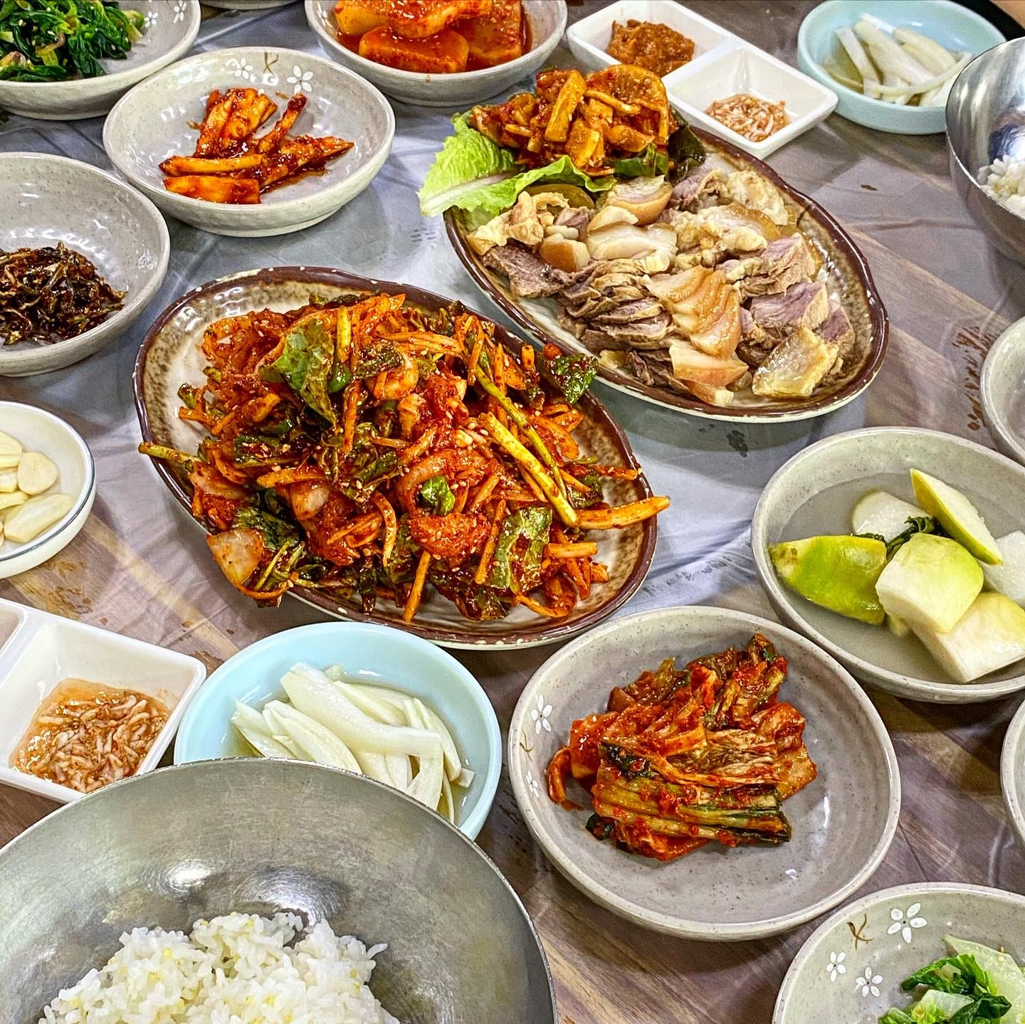 [화물식당] #소또먹_여수
여행가면 유명맛집도 좋지만 꼭꼭 숨은 
현지인 맛집을 찾아가는 것을 좋아하는데요.
집착광공처럼 카카오맵을 열심히 뒤진 결과,
결국 찾아낸 현지인 맛집이에요✨

서대회 2인, 보쌈정식 2인 주문했구요. 가격 참 착해요
서대회무침은 매콤달콤한게 그냥 집어먹어도 맛있지만,
참기름과 김가루를 부탁드려서 대접밥에 비벼먹으면 일품!
야들야들한 보쌈정식은 반찬으로 나오는 어리굴젓 넣고 
쌈싸먹으면 환상🥲 기대 안했던 보쌈이 왜 이렇게 맛있는지..

밑반찬 가짓수도 무려 12개인데, 하나하나 다 맛있어서 
동네 주민분들은 백반도 많이 드시더라구요.

여기 아구찜이 가격대비 정말 푸짐하던데, 
다음에 여수여행 가면 꼭 다시 가고 싶은 곳!

#화물식당 #여수맛집 #여수여행 #여수
#여수현지인맛집 #여수맛집추천 #백반맛집
#서대회무침 #보쌈맛집 #서대회 #보쌈
