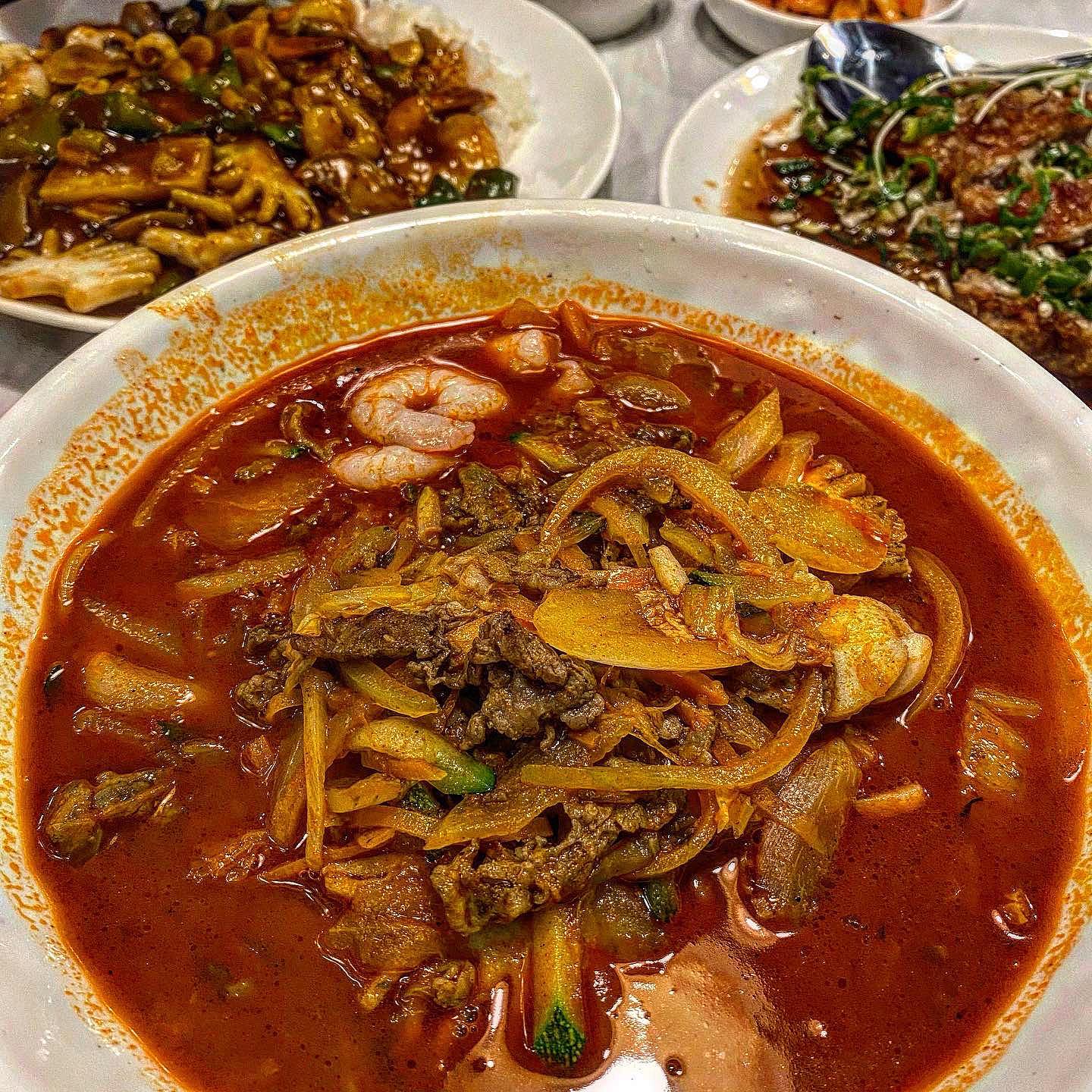#명지대맛집 #왕가주방
⠀
✔️ 유린기
✔️ 차돌짬뽕
✔️ 광동밥
⠀
맛집불모지 명지대에 생긴 신상맛집😋
존맛 소문듣고 바로 다녀왔숨다 ㅋ
⠀
여기는 유린기가 진짜 𝙈𝙄𝘾𝙃𝙄𝙉넘!!!!🤍
얇은 튀김옷 입은 야들야들한 닭다리살이
산처럼 쌓여있는데 진짜 도랏어요,,ㅠ
새콤한 소스에 적셔져있지만,
눅눅함 1도 없는 마법🦄⭐️
촉촉한데 바삭하고 부드럽고 쫄깃하고(?) ㅋ
느끼할때쯤 알싸한 고추 한입 먹으면
그냥 계속 먹을 수 있는 무한루프 ㅋㅋㅋㅋ
한입만 먹어도 집 나간 입맛 돌아온답니다❗️
⠀
불맛가득 얼큰한 국물에 차돌듬뿍짬뽕 말모말모〰️
술 안마셨는데 해장하는 느낌 아시죠
or 해장하러 왔는데 또 술땡기는 국물 ㅋㅋ
광동밥은 처음 먹어봤는데,
꾸덕한 소스에 해물/야채 내용물 가득해서 풍성한 맛!
음식이 전부 존맛인데다 양도 엄청 많았어요👍🏻
명지대 깔끔하고 무난한 중식집 강츄💜🤍💜🤍
⠀
🐷 명지대 왕가주방 🐷
⠀
#러비더비로드