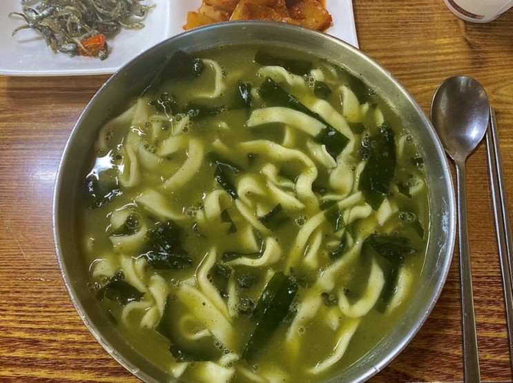 제주도 여행! 제주투어패스로 가성비 여행하기.  “3일차” 비추 미로공원과 제주오일장 맛집 “풍년식당” 보말칼국수, 핑크뮬리가 환상적인 “카멜리아힐”