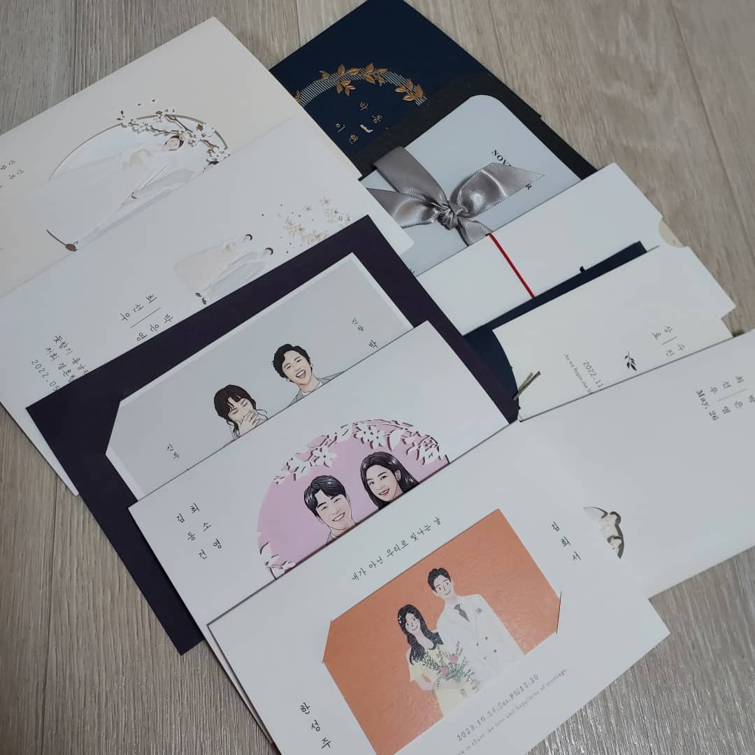 #청첩장 결정 ❣
여러 업체에서 샘플 받아봤지만
#카드마켓 청첩장은 다 예뻐서 고르기 넘나 힘들었다 😄😄
청첩장 고르니 결혼이 실감나네 💏
#결혼준비 #청첩장셀렉 #청첩장샘플 #감성청첩장 #예쁜청첩장 #청첩장은카드마켓