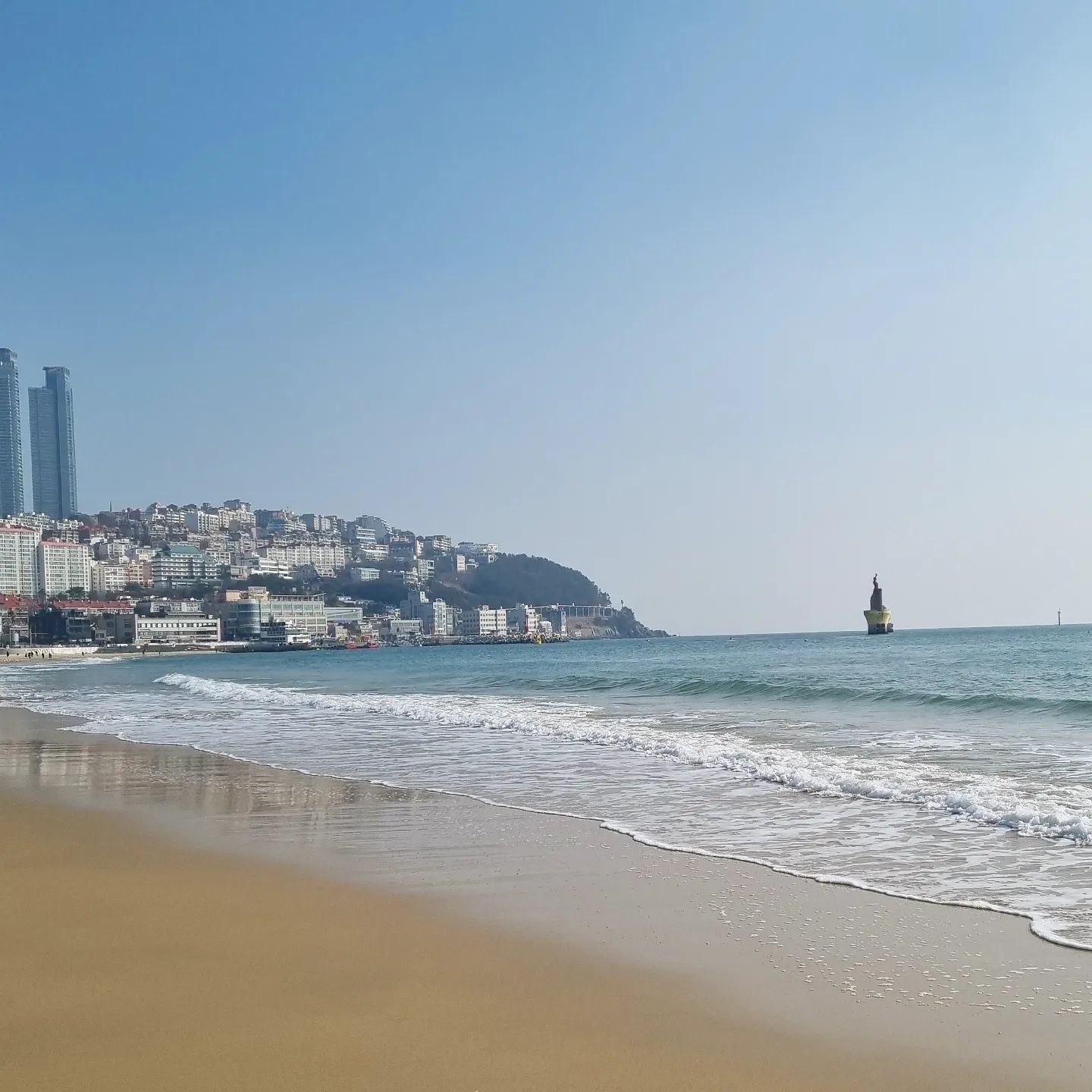 정말 오랜만에 부산 해운대 바다 ⛱ 

뭔가 마음이 편안해지고 
답답함이 사라지는
기분이 들었어요 💦 
바다에 가면 항상 힐링하고 오는 것 같아요💙

#바다 #부산 #떡볶이 #갈매기
#일상 #여행 #해운대