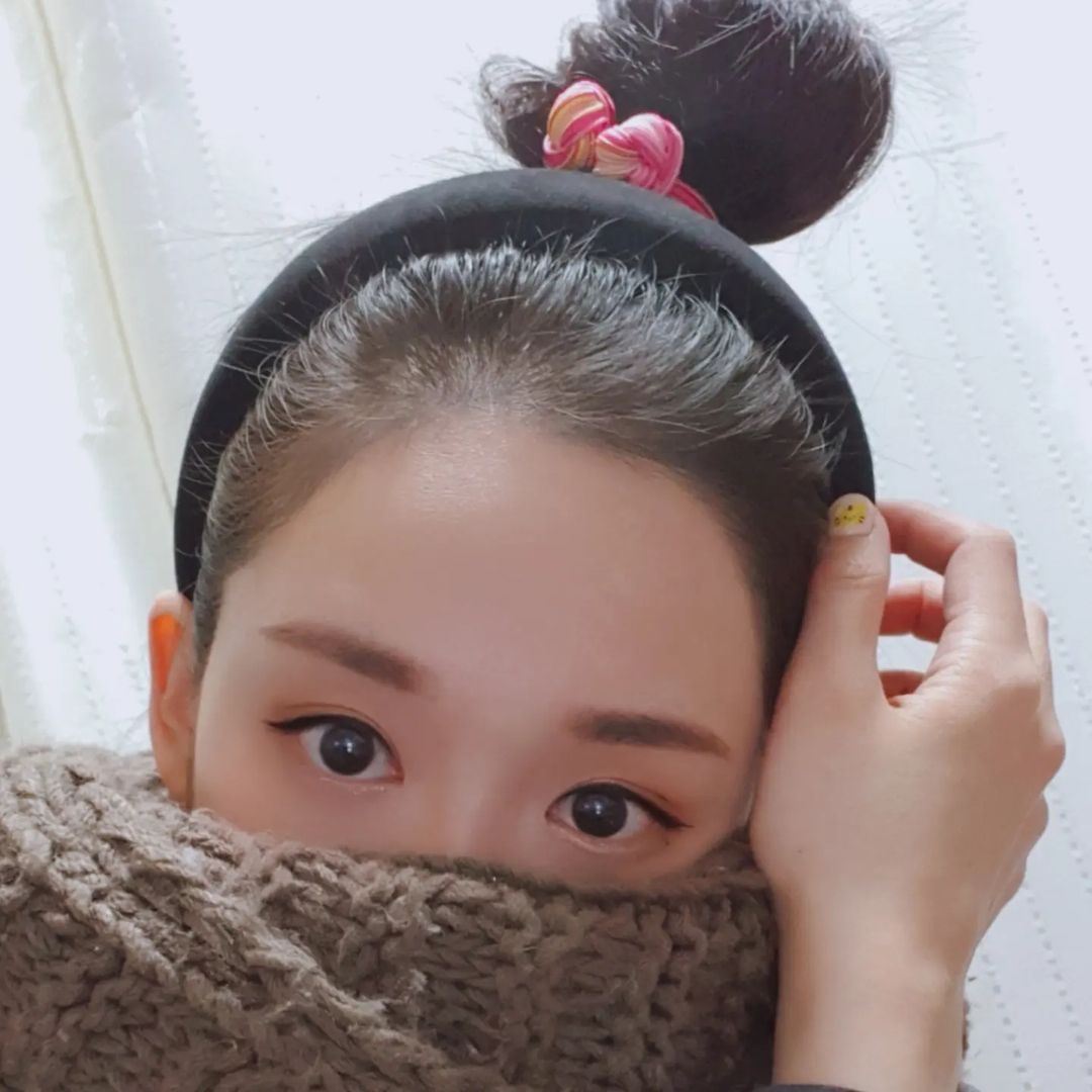 1 Likes, 0 Comments - 황기린 (@hwanggirin) on Instagram: “#협찬 . @dollytieofficial . 똥머리 포니테일 핫아이템 #돌리타이 길고 숱많은 머리도 돌리타이 하나면 하루종일 짱짱하게 안풀림 쌉가능⭐ .…”