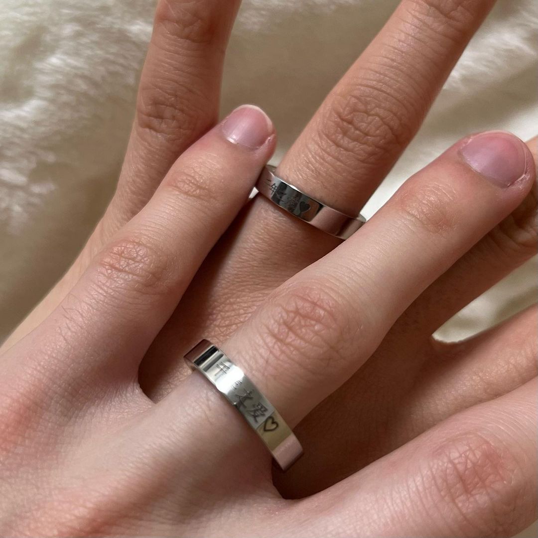 소지원 (스물둘) (@thwldnjsii) posted on Instagram: “💚데일리유니크 써지컬 이니셜 각인반지💚 ✨써지컬-변색❌알러지 발생 빈도⬇️ ✨주문제작이지만 빠른 배송 곧 남자친구
