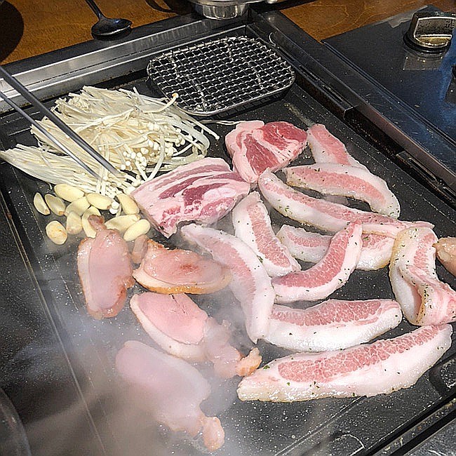 #대구고기무한리필 #대구복현동맛집 
포크팬! 왕추천! 
가성비 쏟아지는 가격에 푸짐하고 질 좋은 고기가 한가득.. 고기 종류 대박 많아 감동 심해.. 테이블마다 화구 2개 있는데 된장찌개 끓여먹고 떡볶이 끓여먹고.. 라면 끓여먹고.. 배터져. 오랜만에 만족스러운 곳!!