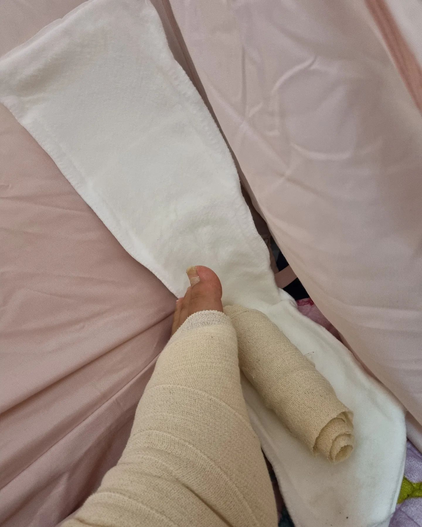 깁스하고 목발집어야되는데
일할수있겠냐고 쏘아붙여서
깁스풀고간다했다..붕대만감고다녀야지...
재수없써....