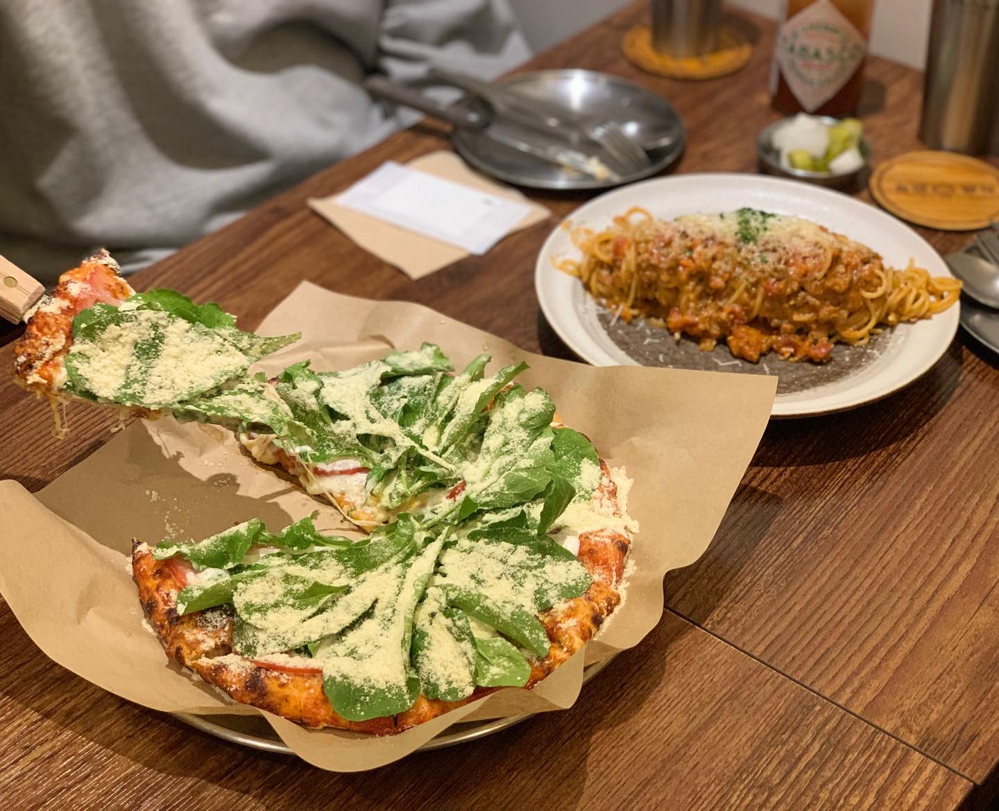 루꼴라 핏쨔 좋아하는 사람🍕🥬✌🏻⠀
⠀
성신여대 맛집으로 아주 유명한 쵸이식당🧔🏻‍♂️⠀
⠀
워낙 루꼴라를 좋아해서 BEST 메뉴인 ⠀
‘루꼴라렌치 피자’를 주문했어요😗⠀
⠀
포테이토 듬뿍 올라간 피자도 맛있는데 ⠀
저는 루꼴라 쟁이라서🐰🥬요걸로 픽~~~💚⠀
⠀
냠냠 쌉쌀한 루꼴라와 듬뿍 올라간 모짜렐라 치즈⠀
그리고 렌치소스의 묵직하면서도 짭쪼름한 맛이 ⠀
진짜 일품이에요👍🏻👍🏻⠀
⠀
같이 먹은 ‘할아버지 라구파스타’는 생각보다 ⠀
덜 자극적이고 집에서 먹는 따뜻한 맛이었어요🍝⠀
(그래서 할아버지 라구파스타인가…?😳)⠀
⠀
아무튼! 합리적 가격에 맛볼 수 있는 대맛집💚⠀
따뜻한 원목 인테리어와 조명도 있으니⠀
소개팅 장소로도 추천드려용🤗❤️‍🔥