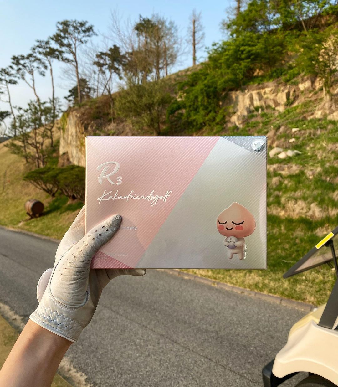 밍밍_尹玟景 on Instagram: “#협찬 #카카오vx 올 해 카카오vx 공식 서포터즈로 함께 합니다 :) @kakaofriends_golf_official “R3와 함께 하는 라운딩”🌼🌸🌺 기존에 라이언만 있었는데 이번에 새롭게