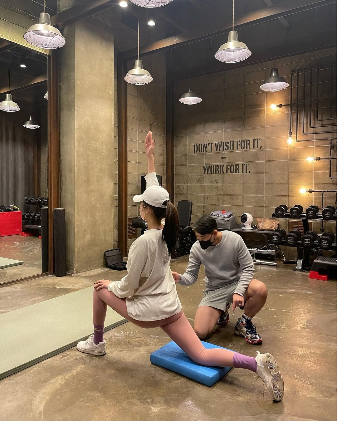 밍밍_尹玟景 on Instagram: “#협찬 바람이도 탐내는 딸기쉐이크🍓🥤 연휴동안 내내 집콕하면서 불어난 체중관리 중 하루 한끼는 요 식단조절용 쉐이크로 대체해서 먹는 중인데 아놔 너무 맛