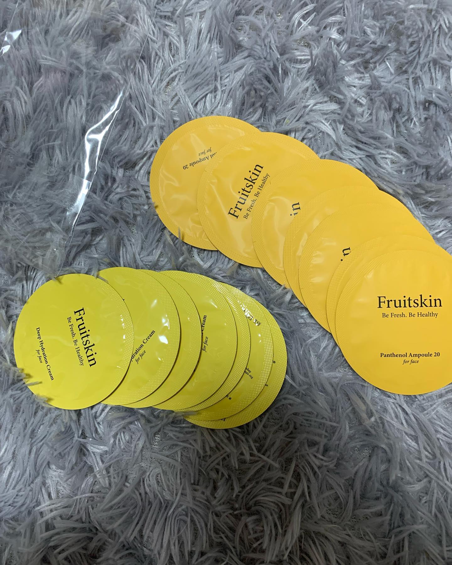 #제품제공 #파룸체험단 #푸룻스킨 #fruitskin #비건코스메틱 #판테놀앰플 #딥하이드레이션크림 #장벽강화

프룻스킨 앰플&크림 샘플 7매 
앰플과 크림 모두 순하고  흡수가 잘되었어요
푸릇 스킨이지만 과일향이아니라 무향에 가까워요!
저녁 스킨케어 후 애플과 수분크림 듬뿍 바르네  아침까지 건조하지않았어요!

단점:이지컷(절취선)이없어서 가위로 개봉해야함
.
'본 포스팅은 광고가 포함되어 있습니다'