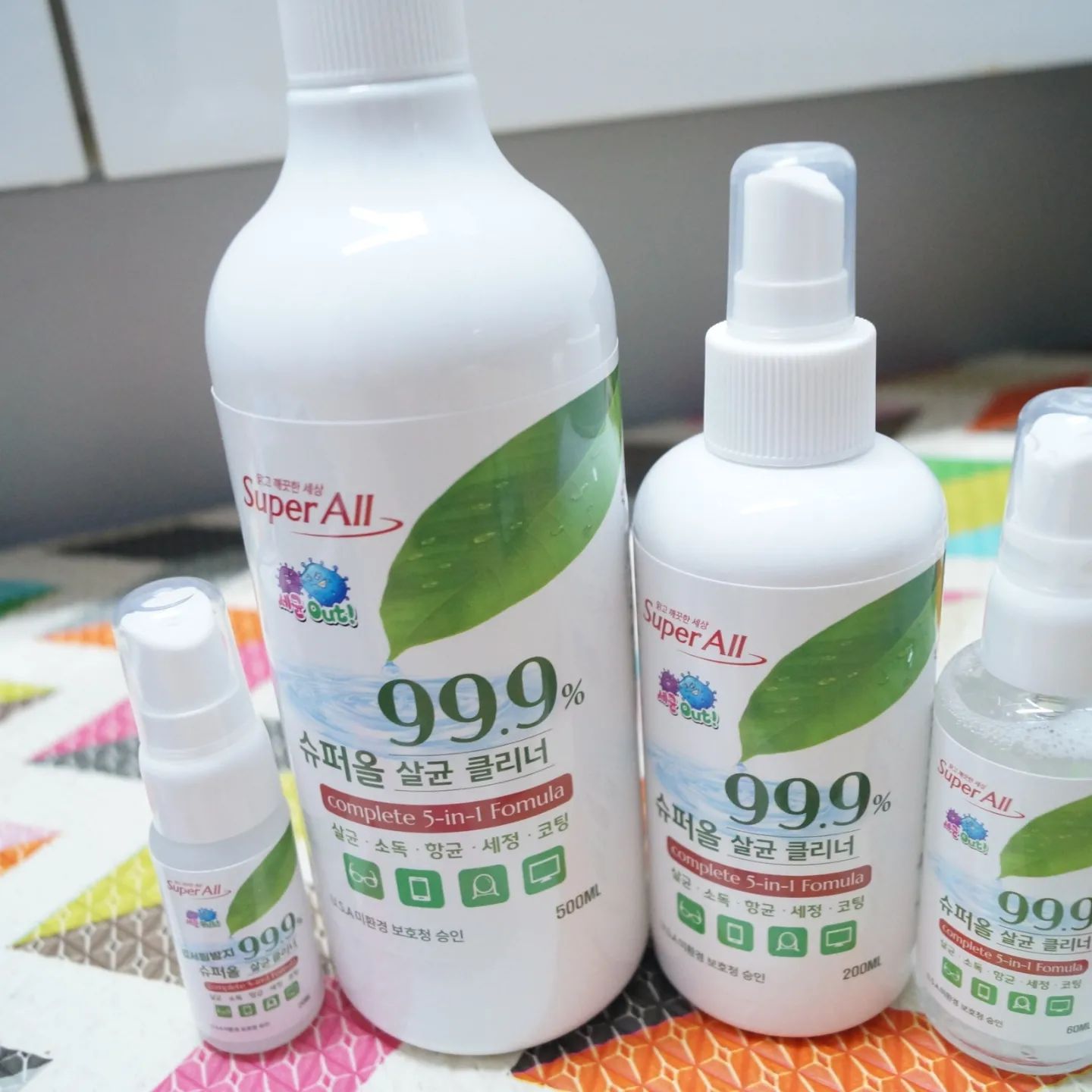 살균, 소독, 세정, 탈취, 찌든때 제거, 정전기, 미세먼지 방지를 동시에 할 수있는 슈퍼올 살균세정소독세정제
인체에 무해하고 안전한 천연 식물성 원료라 아기 용품, 장난감, 유모차 등 안전하게 사용할 수 있고
무색, 무취, 생분해성이라 환경친화적이고 집안 곳곳 다용도로 사용할 수 있어요.
주방, TV, 모니터, 스마트폰, 안경, 욕실, 차안 다용도로 사용하기 좋은 슈퍼올 superall

#협찬 #슈퍼올 #superall  #살균세정제 #만능크리너 #탈취제 #소독제