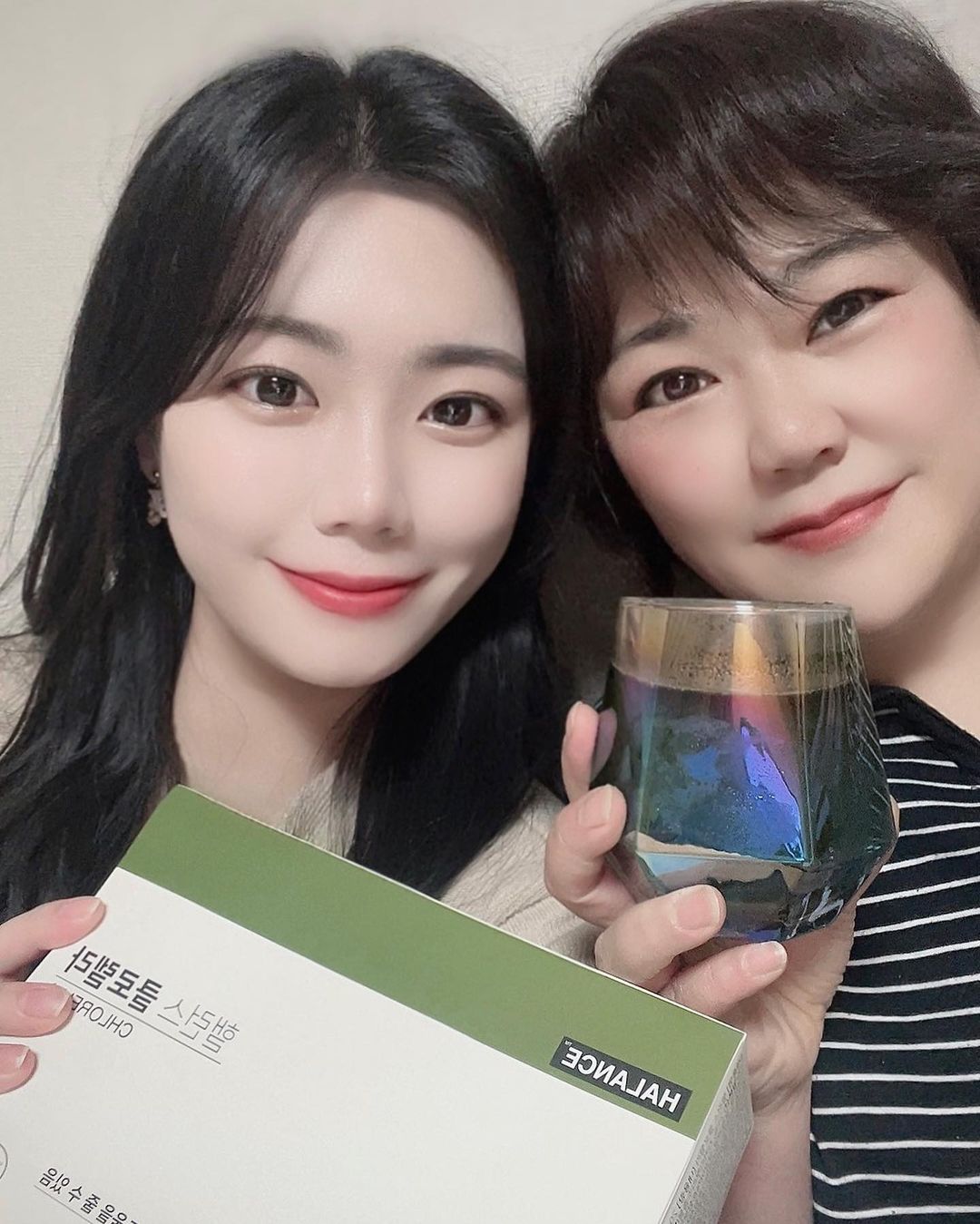 정지은 on Instagram: “#협찬 엄마와 함께 먹어본 #핼런스 의 #클로렐라 콜레스테롤에 좋다는 설명 보고 바로 이건 엄마랑 먹어야겠다! 싶더라구요. 엄마가 얼마전부터 콜레스테롤