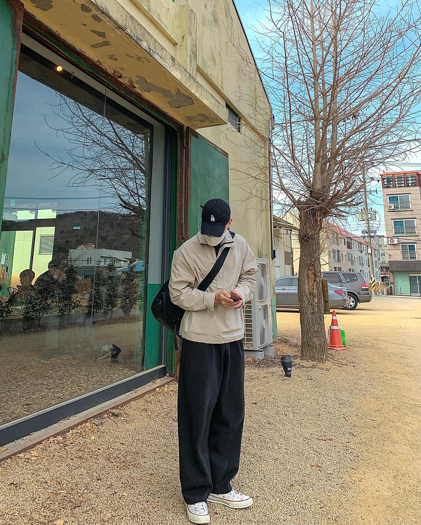 🐥짹짹커피 
.
벌룸핏 와이드팬츠에 상의를 아이보리색상의 아노락을 매칭하여 케주얼하면서도 에슬레저하게 매칭했습니다 :) 
.
포인트로는 이너의 폴라와 mlb볼캡 그리고 크로스백을 와이드팬츠와 같은 색으로 매칭함으로써 보다 안정적인 느낌을 낼려고 노력했습니다 ☺️