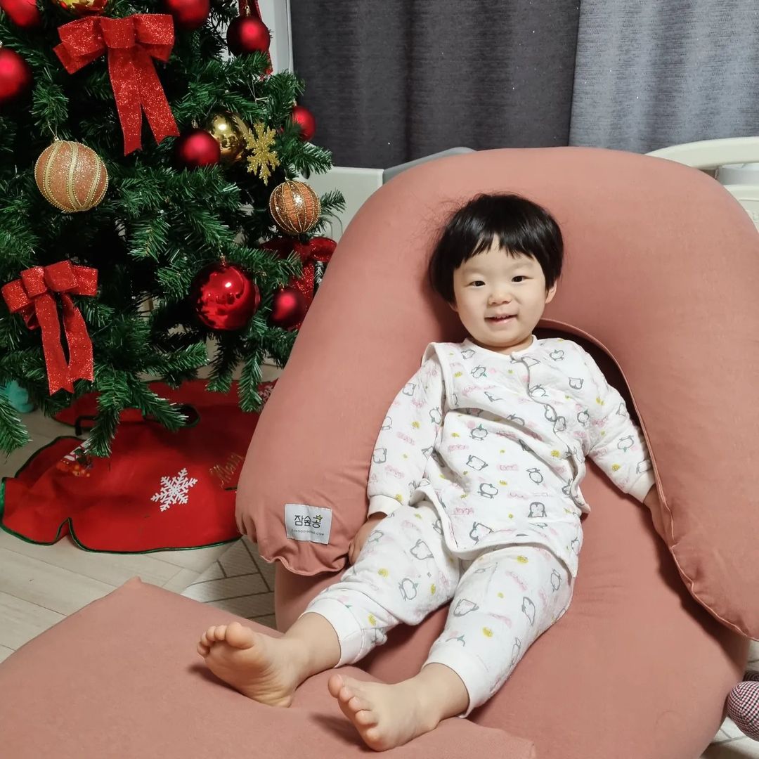 🌈사랑둥이 서희&한결이네 ෆ⃛’s Instagram post: “🎁 잠숲공 마카롱 빈백 💘 . #리뷰 인스타 리뷰의무 없지만 세〰️상 편하고 보들 쫀득해서 자꾸만 행복해지는 기분에 인스타 리뷰 쓰는
