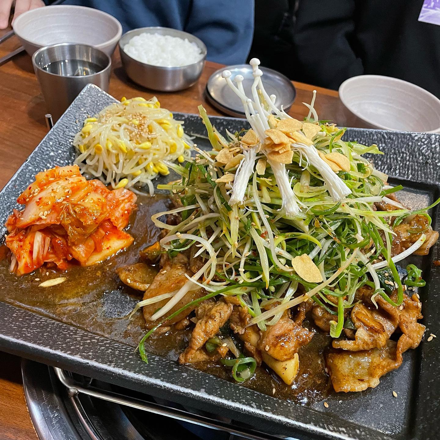 제주
더애월 흑돼지김치찌개 두루치기 전문점

급하게 찾아서가본 맛집👍🏻
양돈두루치기
파돈두루치기
볶음라면추가
계란말이

양돈이랑 파돈이랑 뭔가 했는데 양파랑 파였넼ㅋㅋㅋㅋ 둘다 너무 맛있게 먹어당ෆ.̮ෆ
개인적으로 양돈이 내스탈 매콤하니깐😍
제주에서 먹어봐야하는 음식중 하나!
두루치기ෆ.̮ෆ

볶음라면은 역시 잘시켰오 진짜 맛있게 먹음
그리고 진짜 괜찮았던게 찰솥밥!! 누릉지를 참좋아하는 나는 역시 굿굿 ꈍꈊꈍ
제주도 또 가면 또 가보고싶은 밥집이였다

#제주 #제주도맛집 #제주맛집 #맛집추천 #제주밥집 #제주두루치기 #더애월 #더애월흑돼지김치찌개전문점 #더애월흑돼지김치찌개두루치기전문점 #맛집투어 #맛집인정 #먹방 #먹부림 #먹스타그램 #먹리뷰 #맛스타그램 #맞팔 #선팔하면맞팔 #선팔환영