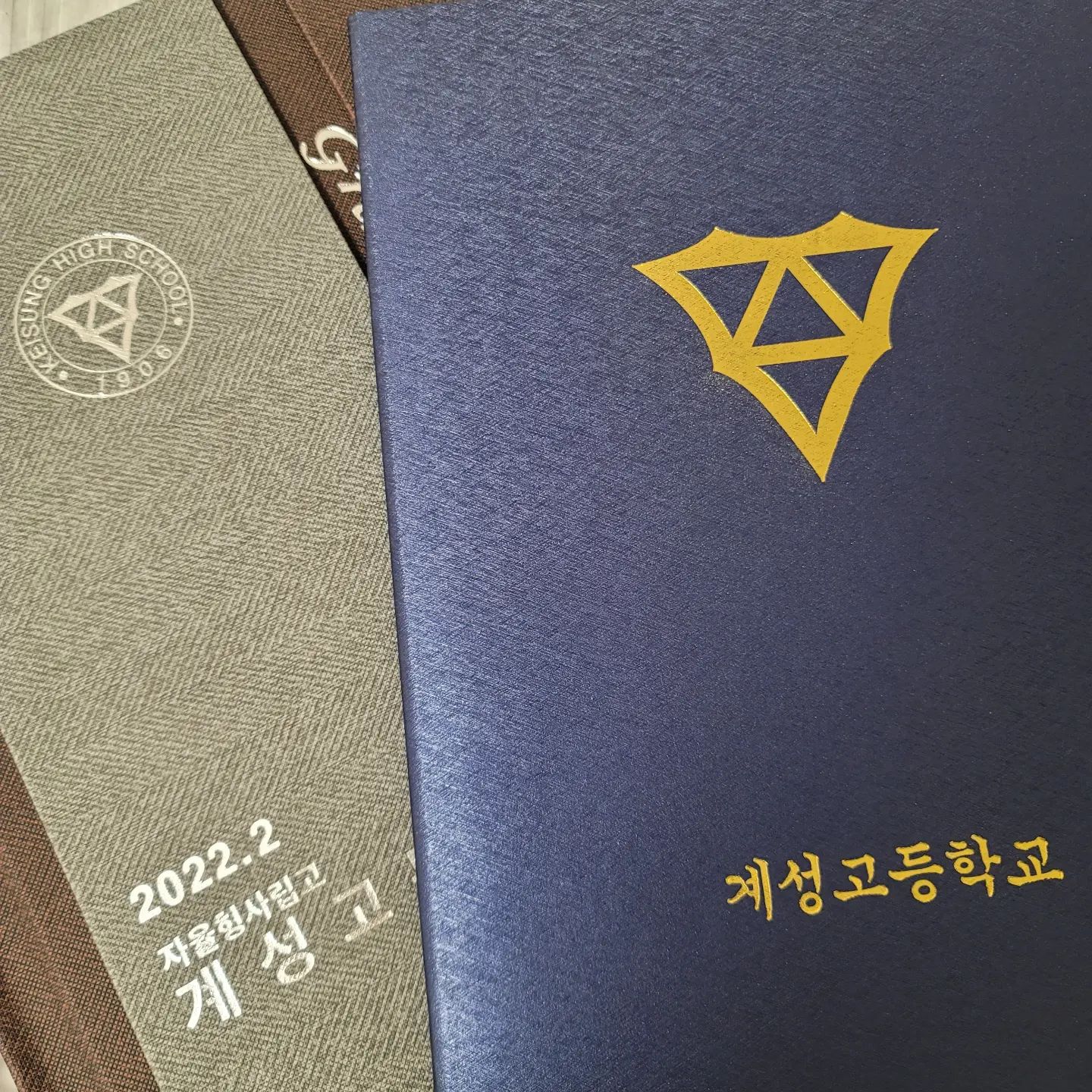 나 어제 졸업...!?? 🎓

3년동안 계성고등학교 다니면서 소중한 추억, 좋은 인연 많이 생긴 것 같아서 참 감사해! 덕분에 많은 걸 배우고 정말 행복했던 것 같아! 이동수업 같이 했던 친구들, 같은 반 친구들, 기숙사 룸메들, 가르쳐주셨던 모든 선생님들, 학생회 분들 등등 선후배님 친구들 선생님 모두 진심으로 고마웠고 감사했습니다!🙇‍♀️ 
무엇보다 너무 수고 많았던 계성의 꽃 방송부 KSBS! KSBS 덕분에 3년내내 행복했고 진짜 모두 너무 소중해!🌷
계성고에서 정말 많은 사랑 받아서 항상 너무 고마웠어! 앞으로 모두 각자의 자리에서 잘 할거라 믿어🙏 파이팅💖
#계성고등학교