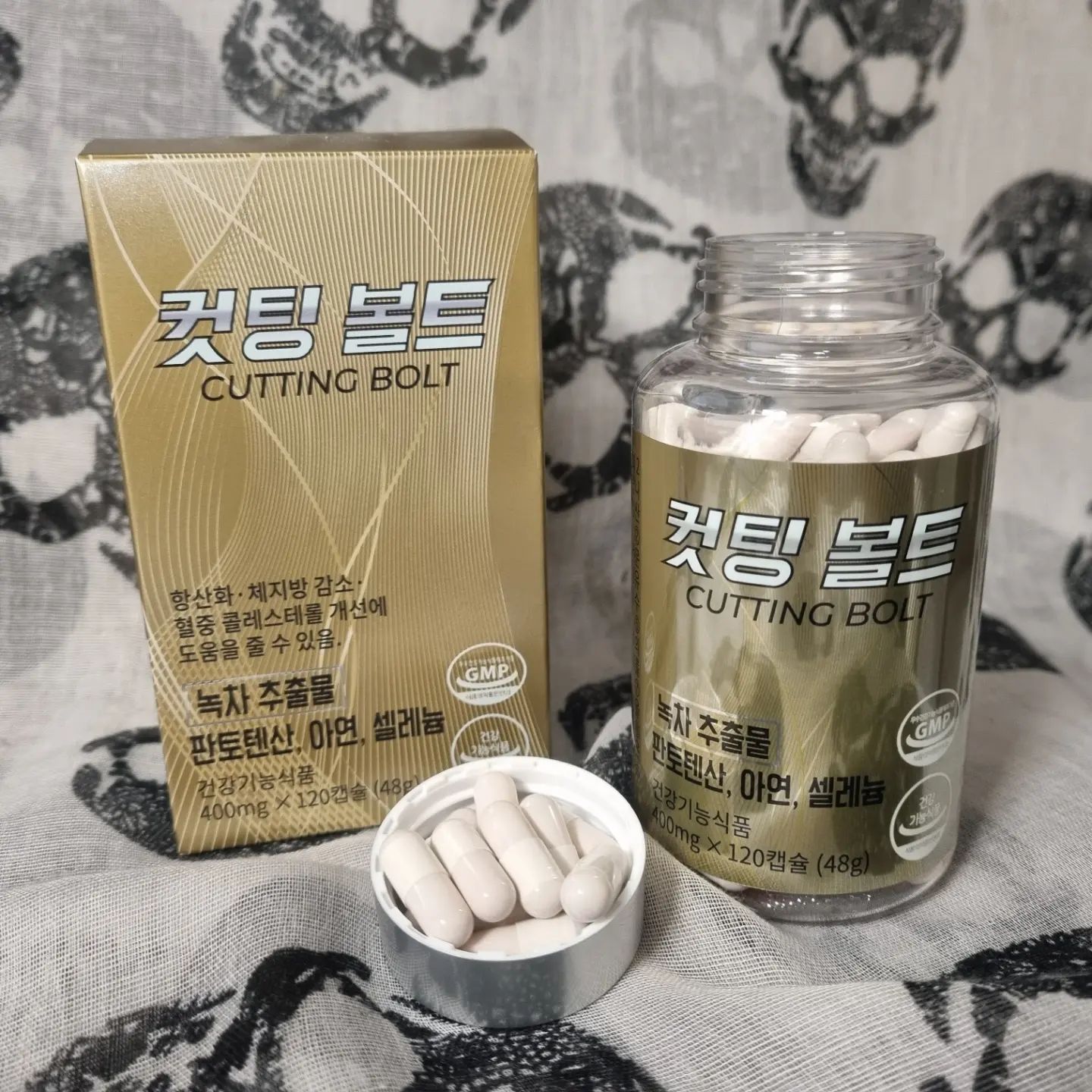 #협찬 #에너지샵  #컷팅볼트 
설지나고 살이 부쩍 찐느낌인것 같디만 사실 차곡차곡 열심히 찌워왓던거라는거 ^^ 
이제 날씨도 점점 풀리니 슬슬 다이어트 시동을 걸어보고자 체지방감소에 도움이 되는 에너지샵 컷팅볼트 챙겨 먹기 !
항산화와 체지방 감소+ 혈중콜레스트롤 개선에 도움되는 녹차추출물 카테킨성분이 300mg가 들어있어 체중 감량 및 운동 후 피로 회복에도 도움이 된다니 운동후 케어까지 굿굿 👍
부원료로는 보이차추출물분말, 차전자피 추출물분말, 레몬밤 추출물분말, 풋사과추출물분말, 흰강낭콩 추출물분말, 핑거루트 추출물분말, 치커리뿌리 추출물분말,  와일드망고종자 추출물분말, 콜레우스포스 추출물분말, L-카르니틴 추출물이 함유되어 있어욥 !
순수카테킨 함량이 높아 하루 식후 2알이면 끄읏 ~ 캡슐의 크기도 먹넘김이 부담없어서 좋습니당 ~
올해는 다이어트 꼬옥~ 성공 하고싶습니다🙋‍♀️
.
.
.
#체지방 감소 #체지방감소보조제 #다이어트 #다이어트보조제 #녹차카테킨 #컷팅보조제 #다이어터 #유지어터 #운동 #헬스 #헬창 #헬린이 #365일다이어트 #주댕이어터